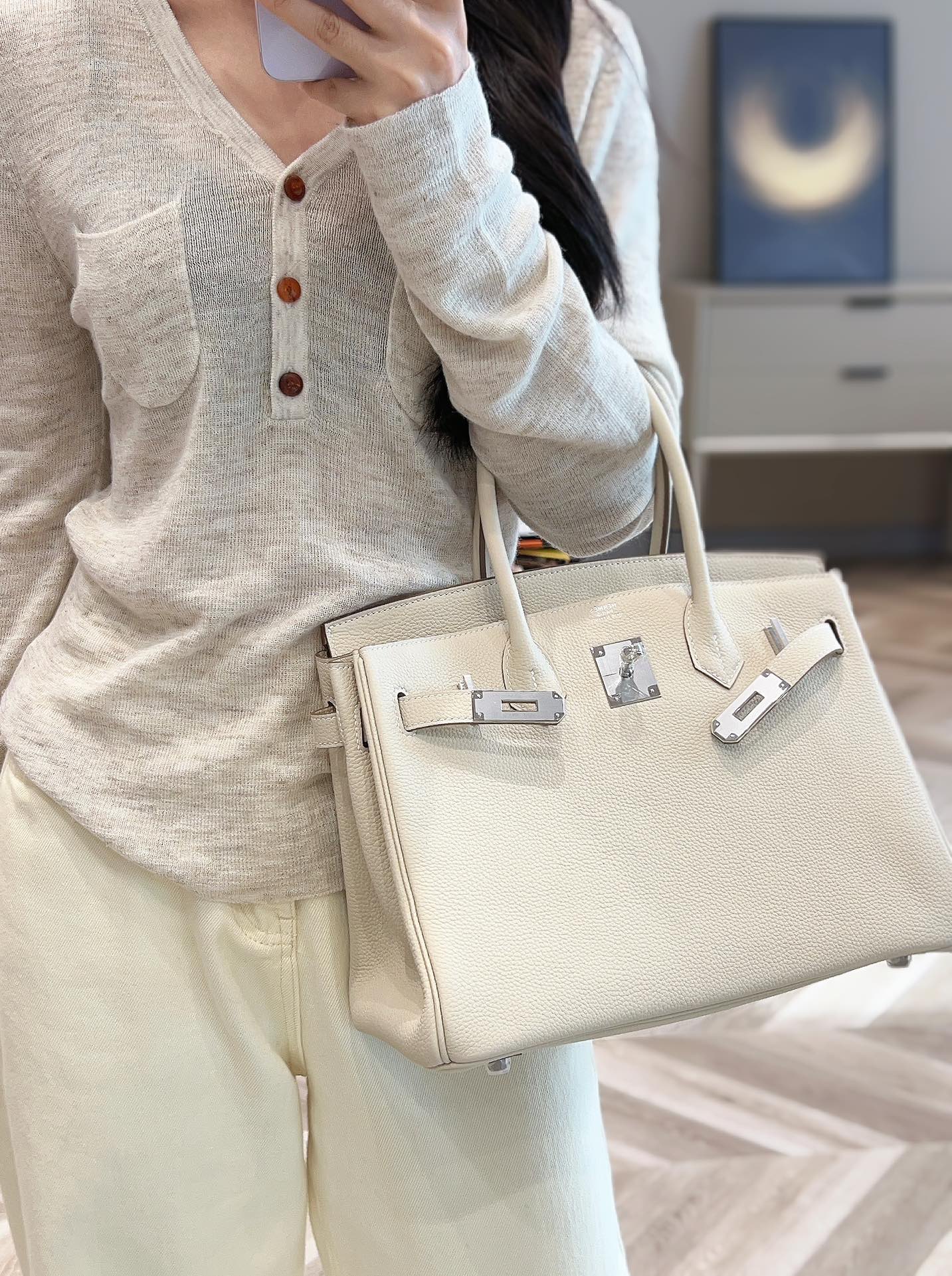 𝐁𝐢𝐫𝐤𝐢𝐧 𝟑𝟎𝐜𝐦
奶昔白/银扣

𝑻𝒐𝒈𝒐 小牛皮·手工制作
独家实拍💛
