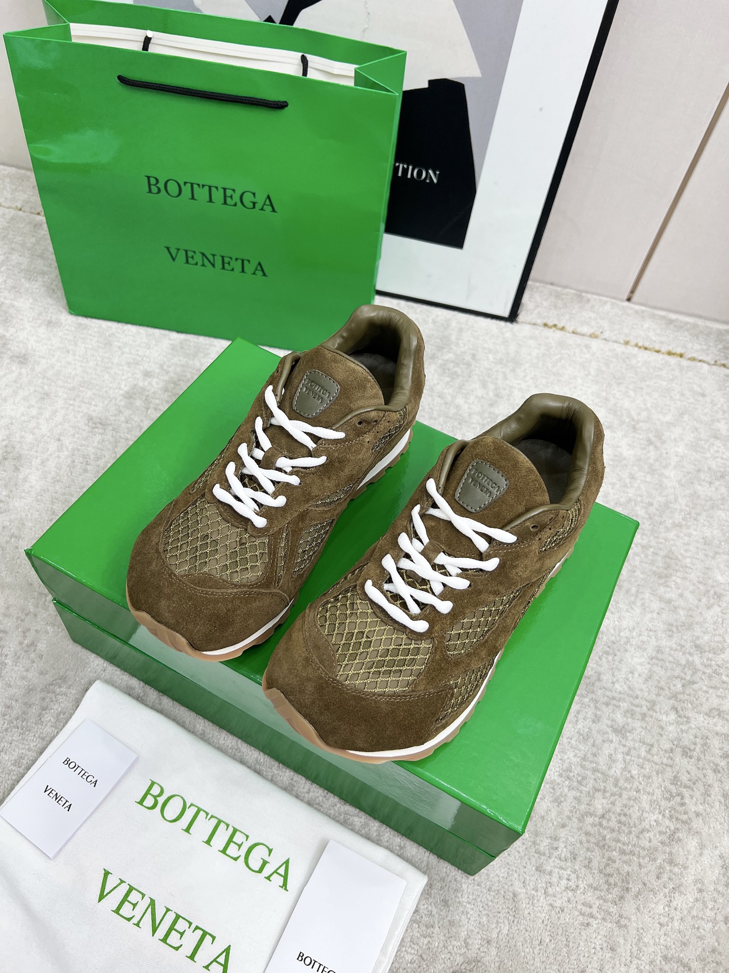 NO:729818,Top version (couples model) Bottega Veneta autumn and winter show style BV Orbit sneakers Wang Yibo's same style couple's casual shoes dad shoes!  Runner sneakers!  Original purchase and development!  Made of original lightweight technical mesh fabric, the same as the original version!  The process is complicated!  Matched with a geometric pattern designed rubber outsole, the high version of the Wang Zha series is actually much taller, but still shows slender legs. Very nice. Playable and durable, benchmarked and matched. Package shoe technology. Look for the high version. The original outsole is exclusively molded, and the color matching TPU outsole is used. The material and weight are the same as the original!  Size: #Female 35-41 (40 41 customization is non-returnable) Male 39-45 (45 size customization is non-refundable),,bottega veneta,bottega veneta,bottega veneta,sneakers19860909顶级版本（情侣款） Bottega Veneta葆蝶家秋冬秀款BV Orbit运动鞋 王一博 同款 情侣款休闲鞋老爹鞋！Runner运动鞋！原版购入开发！ 采用原版轻质科技网布面料,原版一致！工艺复杂！ 搭配几何图案设计橡胶外底 王炸系列 高版本 实际增高很多哦,还是一样显腿细 非常nice.耐玩耐造,对标对版 套包鞋工艺 认准高版本 大底原版独家开模,选用拼色TPU大底,材质重量原版一致！ Size:#女35-41（40 41定制不退换） 男39-45(45码定制不退换),,bottega veneta,bottega veneta,bottega veneta,sneakers,Men's shoes