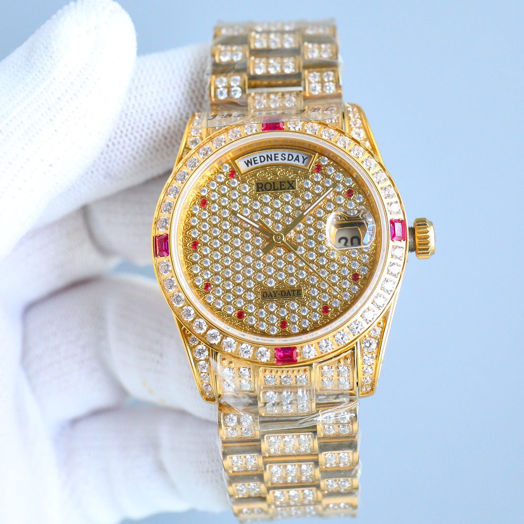 NO:146352,The latest V2 version of Rolex Rolex is released in the first release, 1:1 original reproduction, the weekly calendar series full of star diamond-set 18K gold shows the true colors of the rich 1 literal, 2 case, non-market low-key small diamond quality, 3 straps inlaid with diamonds. It is purely hand-made inlaid with Swarovski crystal diamonds, and the promise of never falling off the diamonds, making it look more classy and high-end, with a size of 36 mm, a thickness of 12 mm, a fully automatic mechanical watch with a 2836 movement, stable performance, zero return sapphire glass mirror 316L stainless steel exquisite workmanship, perfect quality assurance!  Recognize the exclusive quality, welcome everyone to launch, swarovski,rolex19860909V2版劳力士Rolex劳力士最新款首发,1:1原版复刻,星期日历型系列满天星镶钻电镀18K金尽显土豪本色1字面、2表壳、非市场那些低调镶小钻货品质,3表带镶钻石.纯手工镶嵌而成,采用施华洛世奇水晶钻石,永不掉钻的承诺,显得更有档次高端大气,尺寸36毫米、厚度12毫米、全自动机械表搭配2836机芯、性能稳定零返俢蓝宝石玻璃镜面316L精钢做工精致完美,质量保证！认准独家品质,欢迎大家极力推出,,,swarovski,rolex,Watch