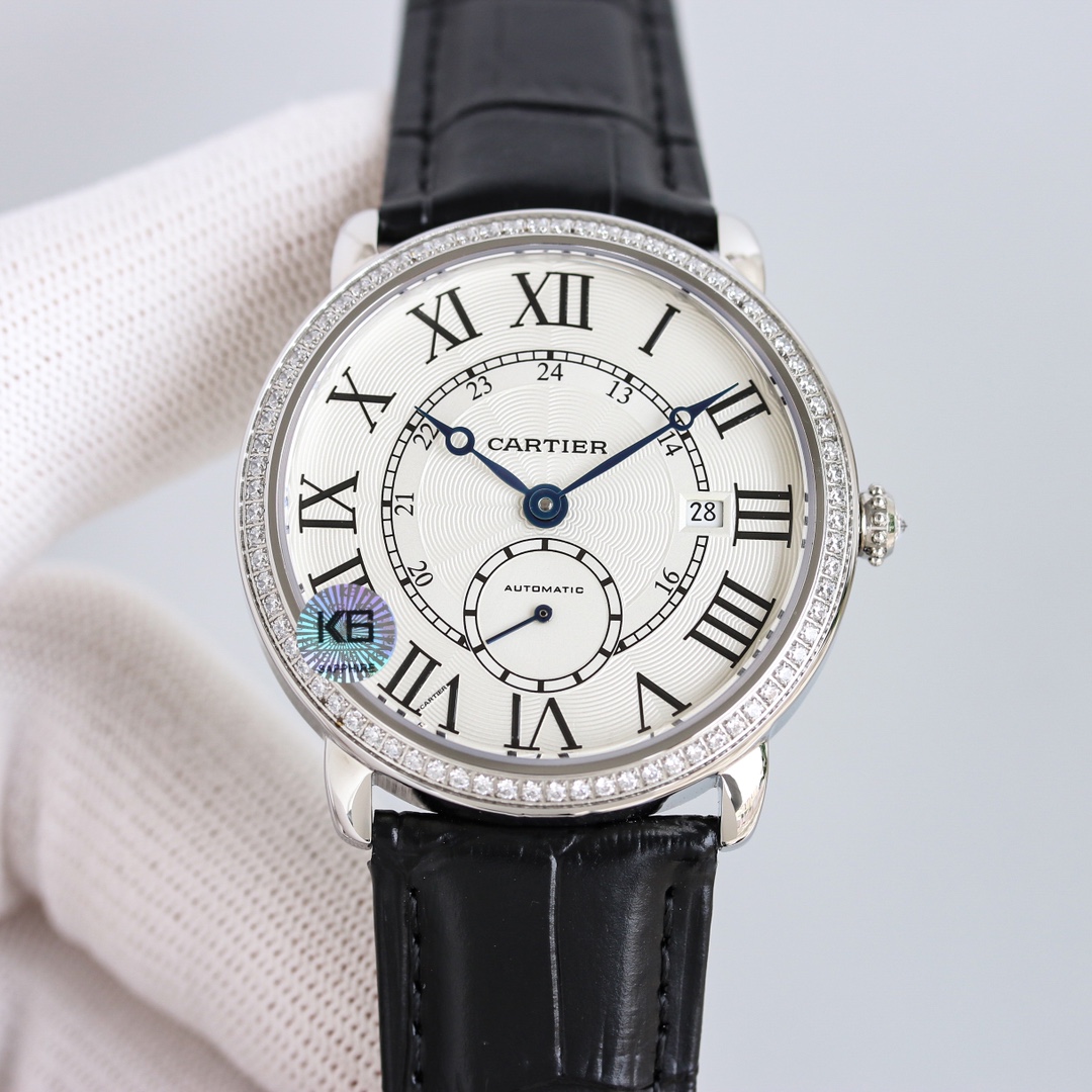 台湾厂出品，精品复刻，敬请品鉴。
TW 推出系列 RONDE DE CARTIER 男士腕表⌚️采用 Cal.1904 机芯 动力储备 48 小时。 表径 40毫米（同步正品）意大利牛皮搭配原装折叠扣 防水深度 30 米。 雕纹表盘 罗马数字时标 苹果形蓝钢指针 。表壳材质 316L精钢，表镜前后蓝宝石💎玻璃。 圆珠形把的 镶嵌一颗明亮式切割圆钻 既高端又奢华。