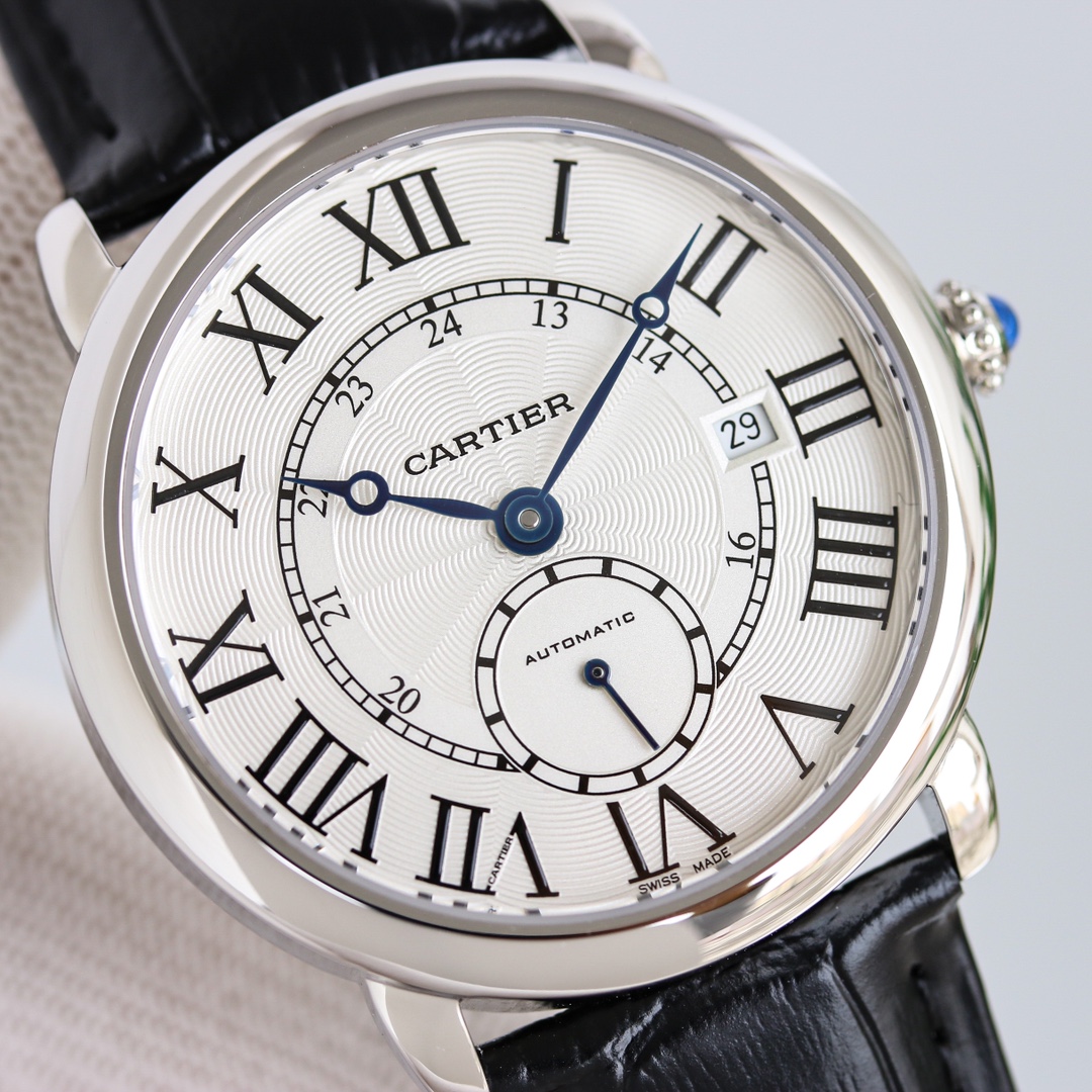 台湾厂出品，精品复刻，敬请品鉴。
TW 推出系列 RONDE DE CARTIER 男士腕表⌚️采用 Cal.1904 机芯 动力储备 48 小时。 表径 40毫米（同步正品）意大利牛皮搭配原装折叠扣 防水深度 30 米。 雕纹表盘 罗马数字时标 苹果形蓝钢指针 。表壳材质 316L精钢，表镜前后蓝宝石💎玻璃。 圆珠形把的 镶嵌一颗明亮式切割圆钻 既高端又奢华。