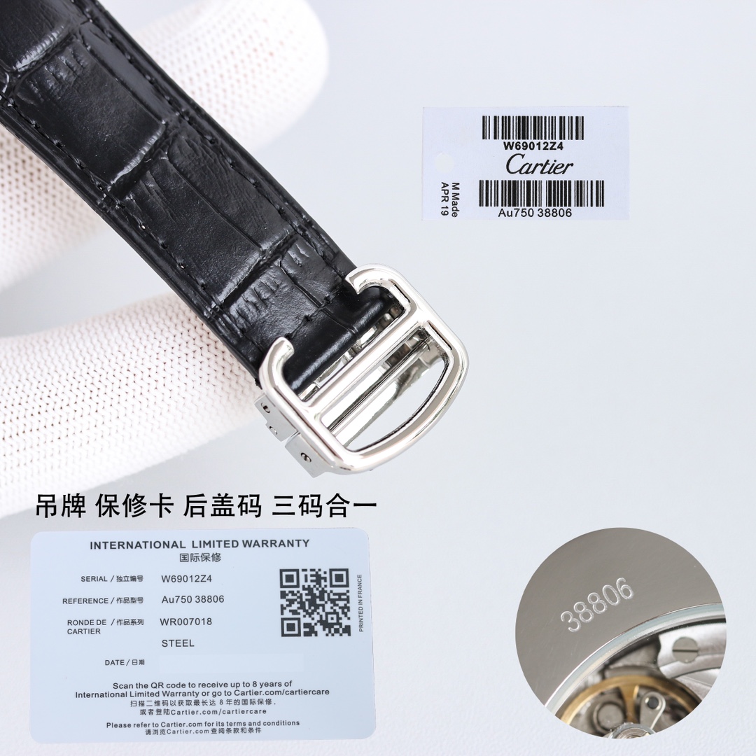 台湾厂出品，精品复刻，敬请品鉴。
TW 推出系列 RONDE DE CARTIER 男士腕表⌚️采用 Cal.1904 机芯 动力储备 48 小时。 表径 40毫米（同步正品）意大利牛皮搭配原装折叠扣 防水深度 30 米。 雕纹表盘 罗马数字时标 苹果形蓝钢指针 。表壳材质 316L精钢，表镜前后蓝宝石💎玻璃。 圆珠形把的 镶嵌一颗明亮式切割圆钻 既高端又奢华。