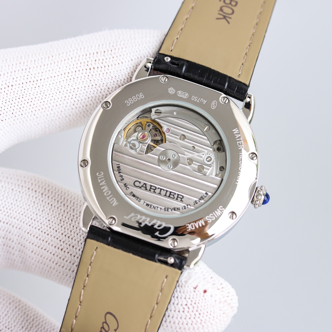 台湾厂出品，精品复刻，敬请品鉴。
TW 推出系列 RONDE DE CARTIER 男士腕表⌚️采用 Cal.1904 机芯 动力储备 48 小时。 表径 40毫米（同步正品）意大利牛皮搭配原装折叠扣 防水深度 30 米。 雕纹表盘 罗马数字时标 苹果形蓝钢指针 。表壳材质 316L精钢，表镜前后蓝宝石💎玻璃。 圆珠形把的 镶嵌一颗明亮式切割圆钻 既高端又奢华。