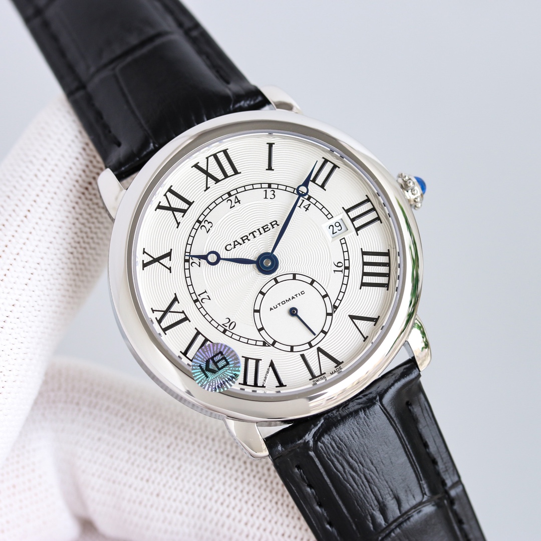 台湾厂出品，精品复刻，敬请品鉴。
TW 推出系列 RONDE DE CARTIER 男士腕表⌚️采用 Cal.1904 机芯 动力储备 48 小时。 表径 40毫米（同步正品）意大利牛皮搭配原装折叠扣 防水深度 30 米。 雕纹表盘 罗马数字时标 苹果形蓝钢指针 。表壳材质 316L精钢，表镜前后蓝宝石💎玻璃。 圆珠形把的 镶嵌一颗明亮式切割圆钻 既高端又奢华。