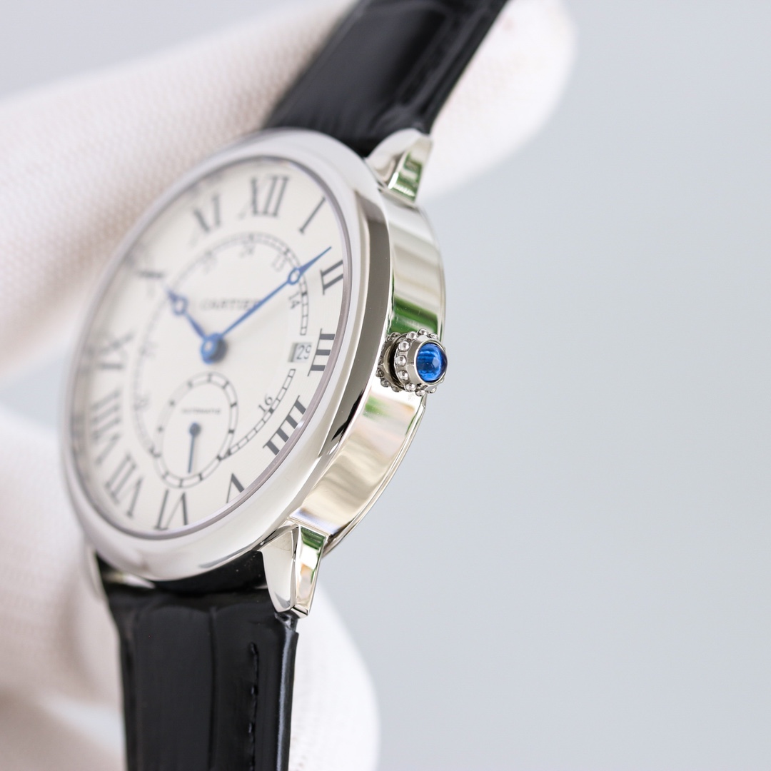 台湾厂出品，精品复刻，敬请品鉴。
TW 推出系列 RONDE DE CARTIER 男士腕表⌚️采用 Cal.1904 机芯 动力储备 48 小时。 表径 40毫米（同步正品）意大利牛皮搭配原装折叠扣 防水深度 30 米。 雕纹表盘 罗马数字时标 苹果形蓝钢指针 。表壳材质 316L精钢，表镜前后蓝宝石💎玻璃。 圆珠形把的 镶嵌一颗明亮式切割圆钻 既高端又奢华。