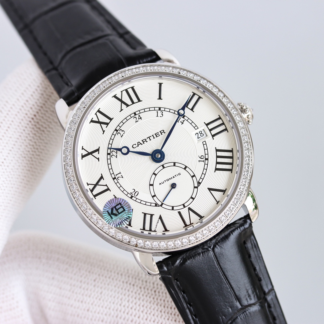 台湾厂出品，精品复刻，敬请品鉴。
TW 推出系列 RONDE DE CARTIER 男士腕表⌚️采用 Cal.1904 机芯 动力储备 48 小时。 表径 40毫米（同步正品）意大利牛皮搭配原装折叠扣 防水深度 30 米。 雕纹表盘 罗马数字时标 苹果形蓝钢指针 。表壳材质 316L精钢，表镜前后蓝宝石💎玻璃。 圆珠形把的 镶嵌一颗明亮式切割圆钻 既高端又奢华。