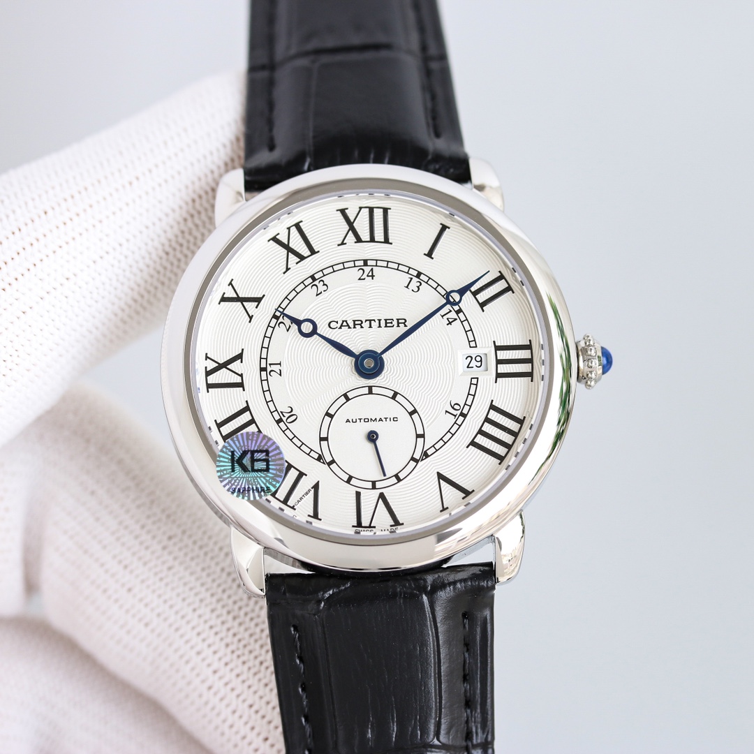 台湾厂出品，精品复刻，敬请品鉴。
TW 推出系列 RONDE DE CARTIER 男士腕表⌚️采用 Cal.1904 机芯 动力储备 48 小时。 表径 40毫米（同步正品）意大利牛皮搭配原装折叠扣 防水深度 30 米。 雕纹表盘 罗马数字时标 苹果形蓝钢指针 。表壳材质 316L精钢，表镜前后蓝宝石💎玻璃。 圆珠形把的 镶嵌一颗明亮式切割圆钻 既高端又奢华。