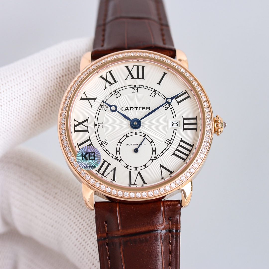 台湾厂出品，精品复刻，敬请品鉴。
TW 推出系列 RONDE DE CARTIER 男士腕表⌚️采用 Cal.1904 机芯 动力储备 48 小时。 表径 40毫米（同步正品）意大利牛皮搭配原装折叠扣 防水深度 30 米。 雕纹表盘 罗马数字时标 苹果形蓝钢指针 。表壳材质 316L精钢，表镜前后蓝宝石💎玻璃。 圆珠形把的 镶嵌一颗明亮式切割圆钻 既高端又奢华。