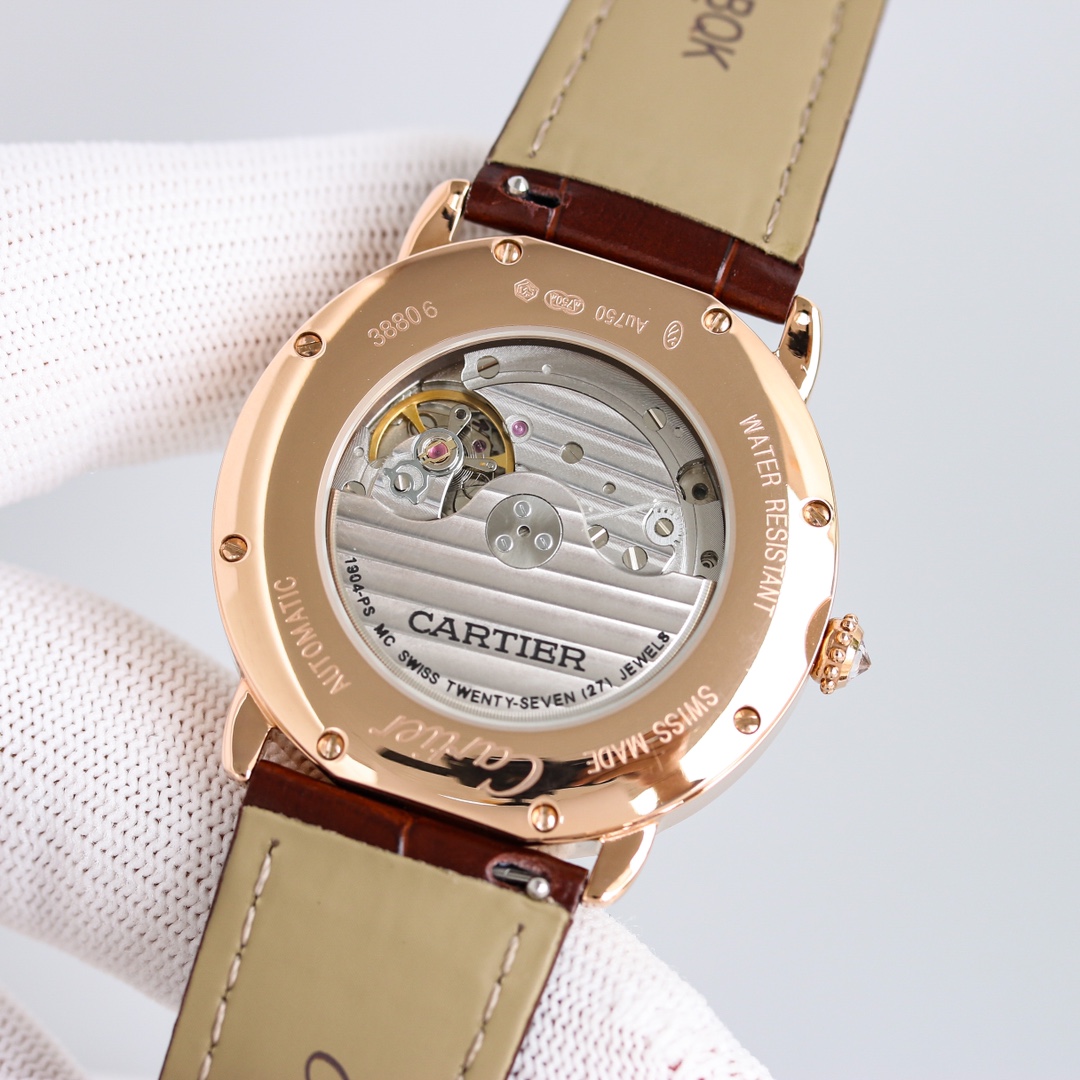 台湾厂出品，精品复刻，敬请品鉴。
TW 推出系列 RONDE DE CARTIER 男士腕表⌚️采用 Cal.1904 机芯 动力储备 48 小时。 表径 40毫米（同步正品）意大利牛皮搭配原装折叠扣 防水深度 30 米。 雕纹表盘 罗马数字时标 苹果形蓝钢指针 。表壳材质 316L精钢，表镜前后蓝宝石💎玻璃。 圆珠形把的 镶嵌一颗明亮式切割圆钻 既高端又奢华。