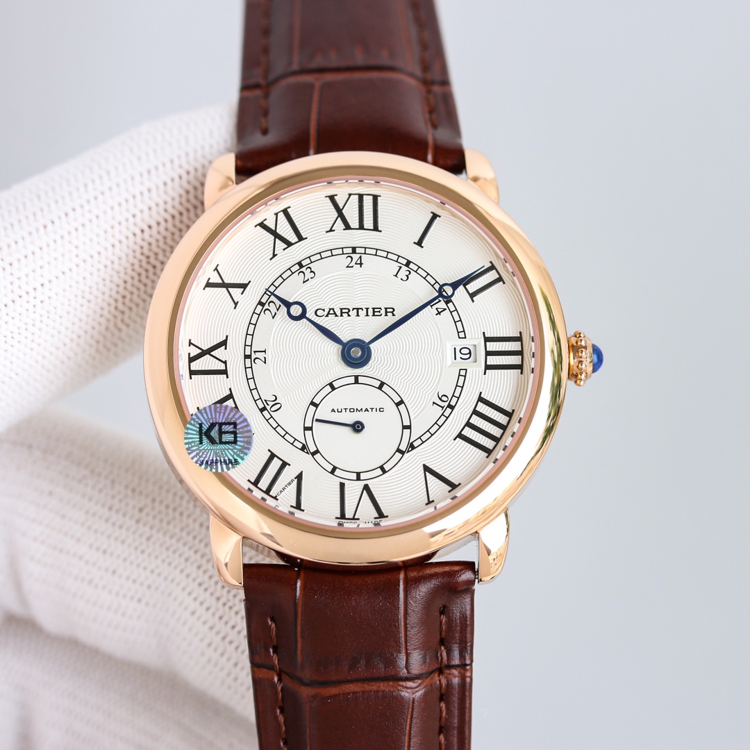 台湾厂出品，精品复刻，敬请品鉴。
TW 推出系列 RONDE DE CARTIER 男士腕表⌚️采用 Cal.1904 机芯 动力储备 48 小时。 表径 40毫米（同步正品）意大利牛皮搭配原装折叠扣 防水深度 30 米。 雕纹表盘 罗马数字时标 苹果形蓝钢指针 。表壳材质 316L精钢，表镜前后蓝宝石💎玻璃。 圆珠形把的 镶嵌一颗明亮式切割圆钻 既高端又奢华。