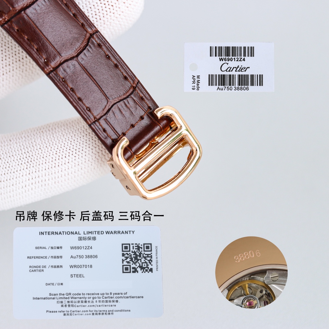 台湾厂出品，精品复刻，敬请品鉴。
TW 推出系列 RONDE DE CARTIER 男士腕表⌚️采用 Cal.1904 机芯 动力储备 48 小时。 表径 40毫米（同步正品）意大利牛皮搭配原装折叠扣 防水深度 30 米。 雕纹表盘 罗马数字时标 苹果形蓝钢指针 。表壳材质 316L精钢，表镜前后蓝宝石💎玻璃。 圆珠形把的 镶嵌一颗明亮式切割圆钻 既高端又奢华。