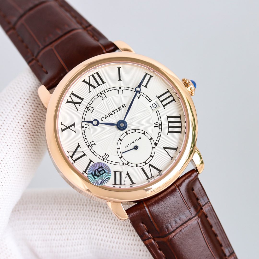 台湾厂出品，精品复刻，敬请品鉴。
TW 推出系列 RONDE DE CARTIER 男士腕表⌚️采用 Cal.1904 机芯 动力储备 48 小时。 表径 40毫米（同步正品）意大利牛皮搭配原装折叠扣 防水深度 30 米。 雕纹表盘 罗马数字时标 苹果形蓝钢指针 。表壳材质 316L精钢，表镜前后蓝宝石💎玻璃。 圆珠形把的 镶嵌一颗明亮式切割圆钻 既高端又奢华。