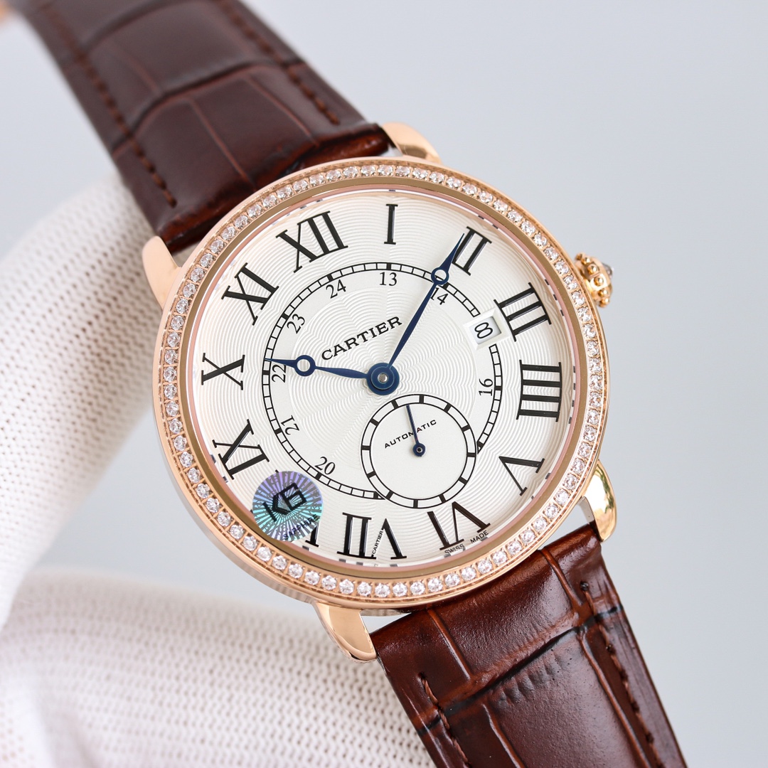 台湾厂出品，精品复刻，敬请品鉴。
TW 推出系列 RONDE DE CARTIER 男士腕表⌚️采用 Cal.1904 机芯 动力储备 48 小时。 表径 40毫米（同步正品）意大利牛皮搭配原装折叠扣 防水深度 30 米。 雕纹表盘 罗马数字时标 苹果形蓝钢指针 。表壳材质 316L精钢，表镜前后蓝宝石💎玻璃。 圆珠形把的 镶嵌一颗明亮式切割圆钻 既高端又奢华。