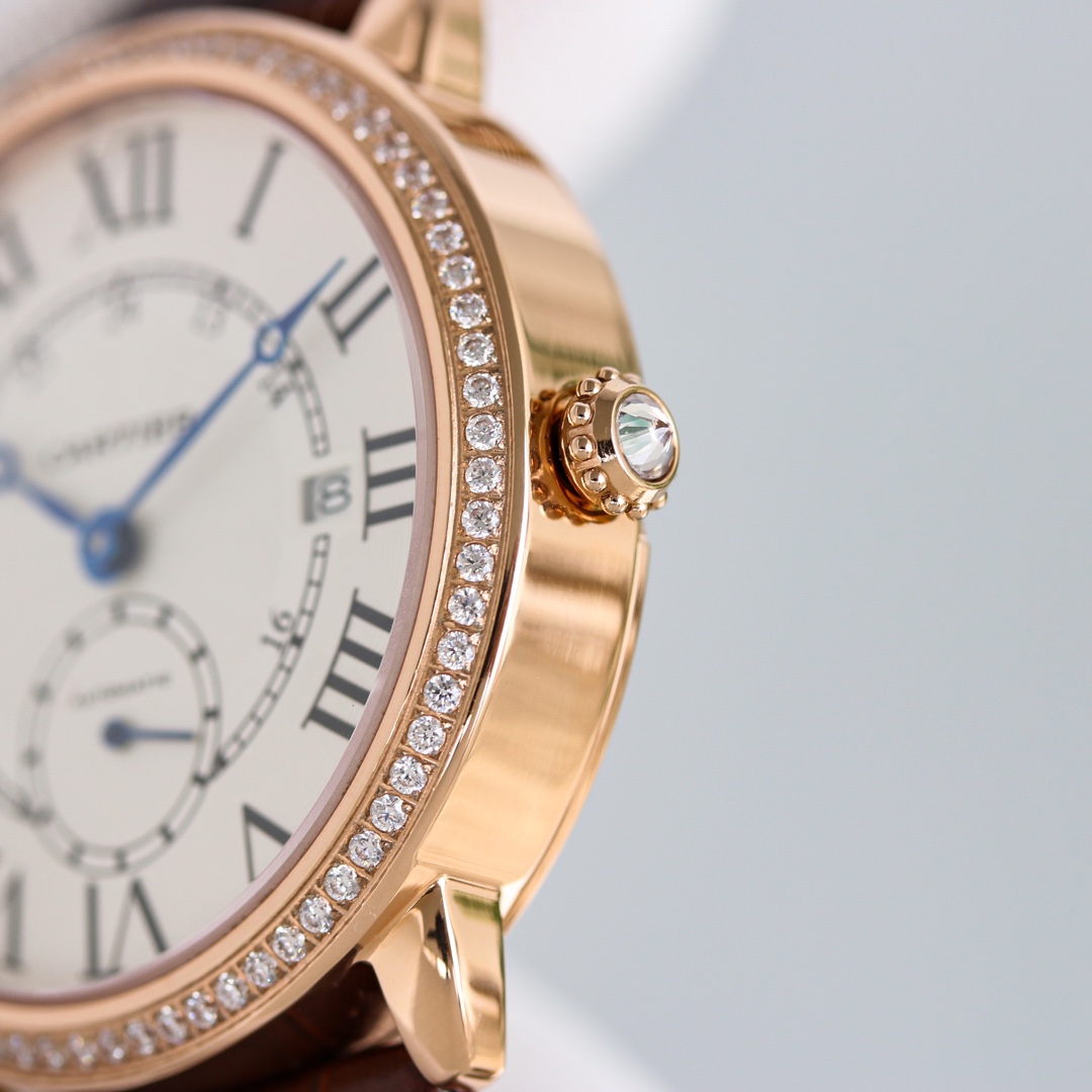 台湾厂出品，精品复刻，敬请品鉴。
TW 推出系列 RONDE DE CARTIER 男士腕表⌚️采用 Cal.1904 机芯 动力储备 48 小时。 表径 40毫米（同步正品）意大利牛皮搭配原装折叠扣 防水深度 30 米。 雕纹表盘 罗马数字时标 苹果形蓝钢指针 。表壳材质 316L精钢，表镜前后蓝宝石💎玻璃。 圆珠形把的 镶嵌一颗明亮式切割圆钻 既高端又奢华。