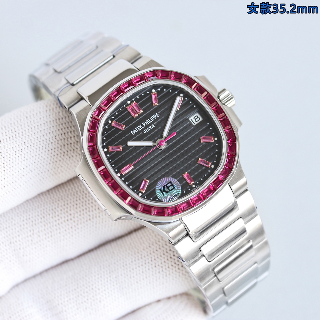 NO:727201,35.2mm dream watch Patek Philippe hidden women's watch Nautilus GR Factory's latest masterpiece Patek Nautilus series of high-value women's watches, ceiling style, all eight diamonds [Super God's top version] Patek Philippe's sporty and elegant Nautilus women's watch P is coming!  Welcome to compare details 1. Equipped with customized version of Cal.324sc automatic movement, kinetic energy storage of 45 hours, vibration frequency of 28800 per hour. 2316L customized ergonomic strap!  3Watch size 35.2MM 4Inlaid with rubies, sapphires, emeralds, white T square tiles of different colors of gemstones 5Double-sided anti-glare sapphire crystal glass. 6The color of the letters is consistent with the original. 'No one can own a Patek Philippe, it is just kept for the next generation.' Elegant and elegant, it perfectly interprets the fashion taste of working women, while being elegant while still being powerful and domineering. Factory's ingenious masterpiece, watch friends are welcome to taste, patek philippe1986090935.2mm梦中情表百达翡丽隐藏款女表鹦鹉螺GR Factory最新力作 百达鹦鹉螺系列高颜值女表,天花板款式,八大金刚全齐【超神之作 顶级版本】百达.翡丽运动优雅鹦鹉螺女款腕表P强势来袭！欢迎对比细节 1搭配定制版机改Cal.324sc自动机芯,动能储存45小时,振频28800每小时. 2316L定制级人体工程学表带！ 3腕表尺寸35.2MM 4镶嵌红宝石,蓝宝石,祖母绿,白T方砖不同色彩的宝石 5表镜双面防眩目蓝宝石水晶玻璃. 6字面色泽均与正品一致. “没人能拥有百达翡丽,只不过为下一代保管而已.” 优雅大气 完美演绎职场女性的时尚品味,在优雅之余又不失强悍霸气.Factory匠心力作 欢迎表友品鉴,,patek philippe,Watch