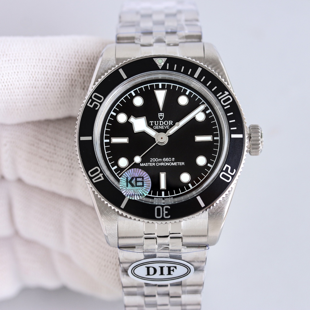 NO:156878,Black DIF has launched the new model of Biwan. Friends who know Tudor know that. The new representative dial is shown in a monochrome design for the first time. It shows its avant-garde style. The case is made of stainless steel. The case has been polished and brushed in fine polished and brushed to show a unique texture and gloss. The dial is made of exquisite sun pattern design, which exudes a charming luster under direct light. The crown is designed with relief technology. The rose mark of the Tudor watch is designed with relief technology. The details are added to the details. The 