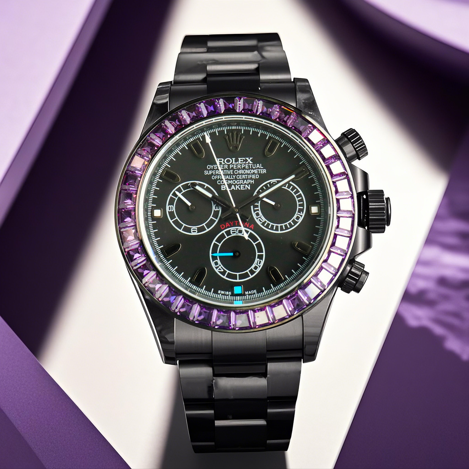 NO:822298,Produced by BLAKEN, rainbow/purple diamonds, striped diamonds, full diamonds, BLAKEN Factory, Rolex ROLEX V33 Daytona series, latest masterpiece, upgraded true sparkling platinum eyes, rainbow disc  12.18mm (non-market fake shell eyes, real platinum eyes shine better under light) equipped with an integrated 4130 mechanical chronograph movement (true energy storage up to 72 hours). The outer ring is inlaid with rainbow gradient sapphires, replacing the classic speedometer outer ring. The lugs and crown shoulder guards are inlaid with 56 round-cut diamonds. Each process is refined and rigorous to ensure that the angle color is as dazzling as the original version. Wonderful details BKL  1 The new black stainless steel Daytona has three main changes, namely dial scale, pointer color and case material!  2. The watch case and strap are made of 904L fine steel and polished. Each case is processed by CNC throughout the entire process, and then polished and inspected by manual processes to ensure fine workmanship!  !  3. The movement adopts the stable Cal improved version of the latest generation 4130 ultra-thin movement. The timing function is synchronized with the counter. The strap is equipped with an adjustable Oyster safety buckle to prevent accidental opening. This elegant solid link strap is comfortable to wear and very easy to operate!  Comes with BLAKEN fever modification storage box tools and a pair of valuable watch straps!  !  (Returns and exchanges are not supported if the included accessories are lost) - A sincere work, all watch friends are welcome to appreciate it!  ………… BLAKEN modified black shell model: the best luxury recommendation for gift giving, please look for BLAKEN’s exclusive quality, rolex19860909BLAKEN 出品 彩虹/紫钻,条丁字面 满钻字面 BLAKEN Factory 劳力士 ROLEX V33 迪通拿系列 最新力作 升级真闪耀铂金小眼,彩虹迪 12.18mm（非市场假贝壳眼,真铂金眼灯光下效果更佳闪耀）搭载一体4130机械计时机芯（真储能达到72小时）外圈镶嵌彩虹渐变色蓝宝石,代替了经典的测速外圈,表耳及表冠护肩镶嵌56颗圆形切割钻石每一道工序精制严谨确保角度颜色与原版一样光彩夺目. 精彩细节BKL 1新款黑精钢迪通拿主要有三个变化,分别在表盘刻度、指针颜色和表壳材质！ 2表壳、表带采用904L精钢材质打磨,每个壳套全程CNC处理所有细节,再经过人工流程润饰,打磨和检测做工精细！！ 3机芯采用稳定Cal改良版最新一代一档4130超薄机芯机械,计时功能与专柜同步,表带配备防止意外打开的可调节蚝式保险扣,这高雅的实心链结表带,佩戴舒适,操作也十分简便！配BLAKEN发烧改装收纳箱工具以及价值的表带一副！！（附带配件丢失不支持退换）- 诚意之作 欢迎各路表友品鉴！ ………… BLAKEN改装黑壳款: 送礼最佳奢华推荐请认准BLAKEN独家品质,,rolex,Watch