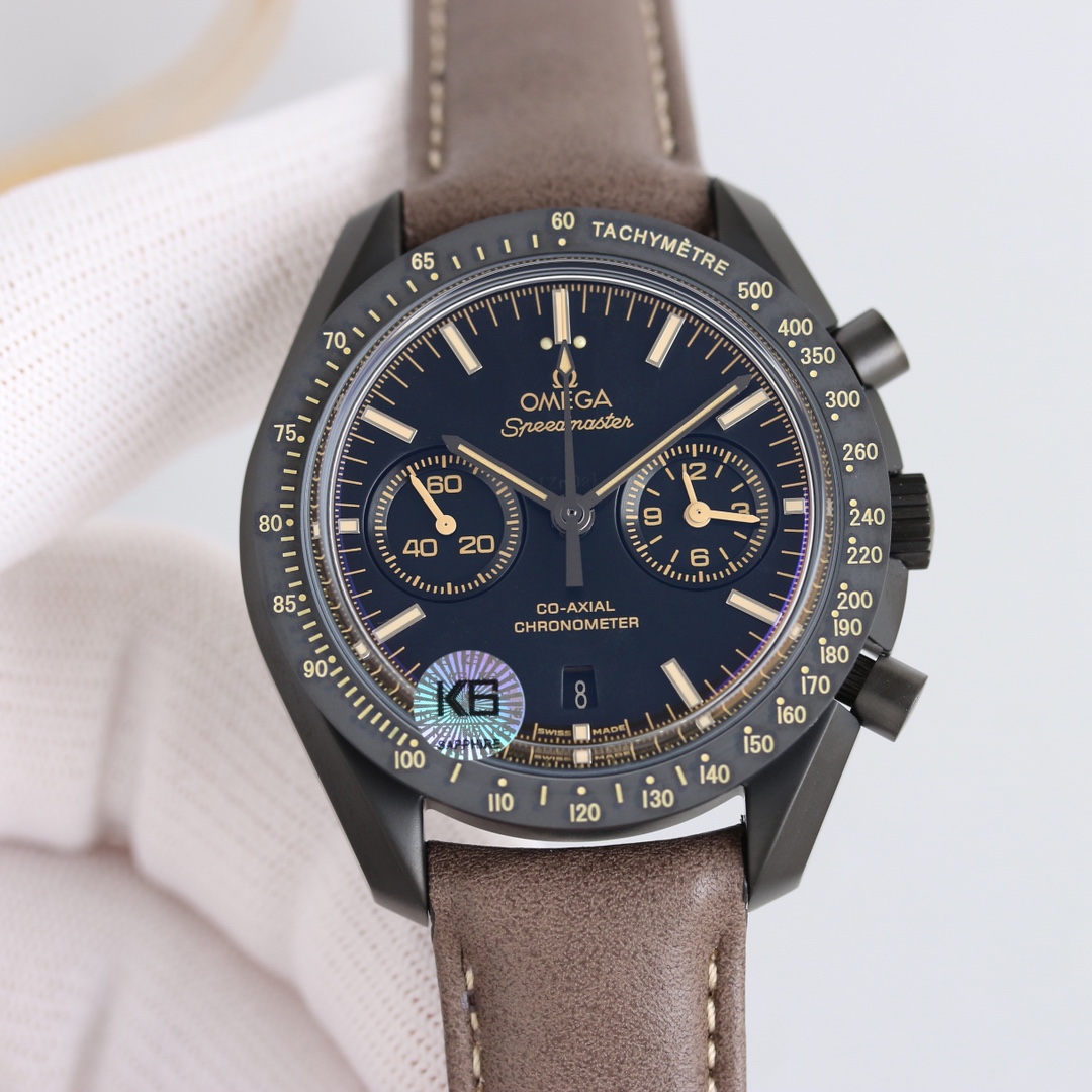 NO:157142,TVS Pioneer Work, Omega Speedmaster series of dark side watches of the moon 311.92.44.51.01.006 44.25mm coaxial chronograph, self-developed self-made movement 3-point discs are [12 hours] and [30 minutes] cumulative chronograph discs. All functions and appearances are made according to the original [1-1]. The movement has double T black balance wheels, automatic winding. The coaxial Master Chronograph movement has a special Arabic style Geneva corrugation. The ring-mouthed ceramic brown luminous coating   super luminous dial. The dial is matte ceramic dial. The small dial at the 3 o'clock and 9 o'clock uses brown lacquer pointers. The case is matte black. The strap brown belt. The mirror double pot cover glass mirror. The wear-resistant function date display. The chronograph,,omega19860909TVS先锋之作,欧米茄 超霸系列月之暗面腕表311.92.44.51.01.006 44.25毫米同轴计时表,自主研发自制机芯3点盘为【12小时】和【30分钟】累积计时盘,所有功能及外观均按照原版【1-1】打造, 机芯双T黑摆轮,自动上链 同轴至臻天文台计时机芯,机芯镀铑表面饰有特别的阿拉伯风格日内瓦波纹 圈口磨砂陶瓷褐色夜光涂层 超强夜光 表盘哑光陶瓷表盘,3点及9点位置小盘则采用褐色亮漆指针 表壳磨砂黑色 表带褐色皮带 镜面双锅盖玻璃镜面 耐磨损 功能日期显示 计时,,omega,Watch