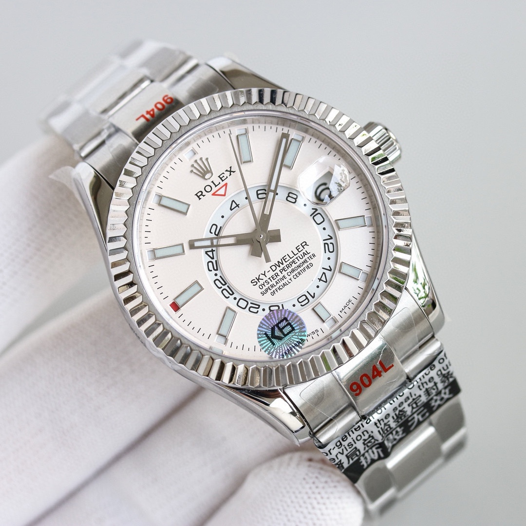 白壳1150 金壳1200（胶钢同价）
新品劳力士Rolex Sky-Dweller 天行者！【表壳】尺寸42MM，沉稳可靠、雍容大度！表圈采用劳力士Ring Command三角坑纹，旋转外圈可调转月份功能！抗刮损蓝宝石水晶，防反光凸透式放大日历窗【表带:】(蚝式钢)，蚝式，三排链节 蚝式摺扣配5毫米易调链节伸展系统【表盘】放射太阳纹理，刻度12小窗口红点月         份显示【机芯】搭载全自动机械9001机芯【功能】日期显示    月份显示   年历显示          双时区