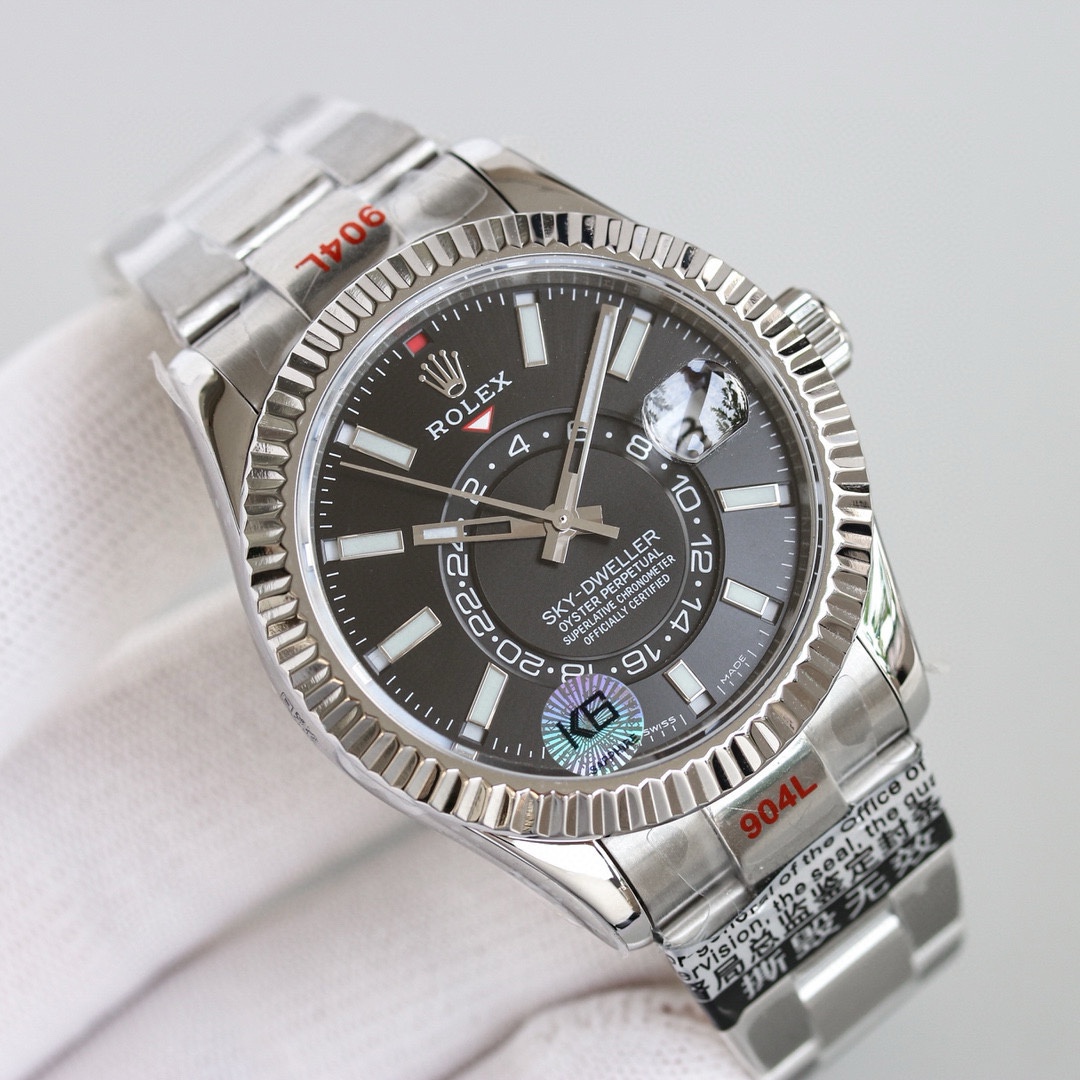 白壳1150 金壳1200（胶钢同价）
新品劳力士Rolex Sky-Dweller 天行者！【表壳】尺寸42MM，沉稳可靠、雍容大度！表圈采用劳力士Ring Command三角坑纹，旋转外圈可调转月份功能！抗刮损蓝宝石水晶，防反光凸透式放大日历窗【表带:】(蚝式钢)，蚝式，三排链节 蚝式摺扣配5毫米易调链节伸展系统【表盘】放射太阳纹理，刻度12小窗口红点月         份显示【机芯】搭载全自动机械9001机芯【功能】日期显示    月份显示   年历显示          双时区