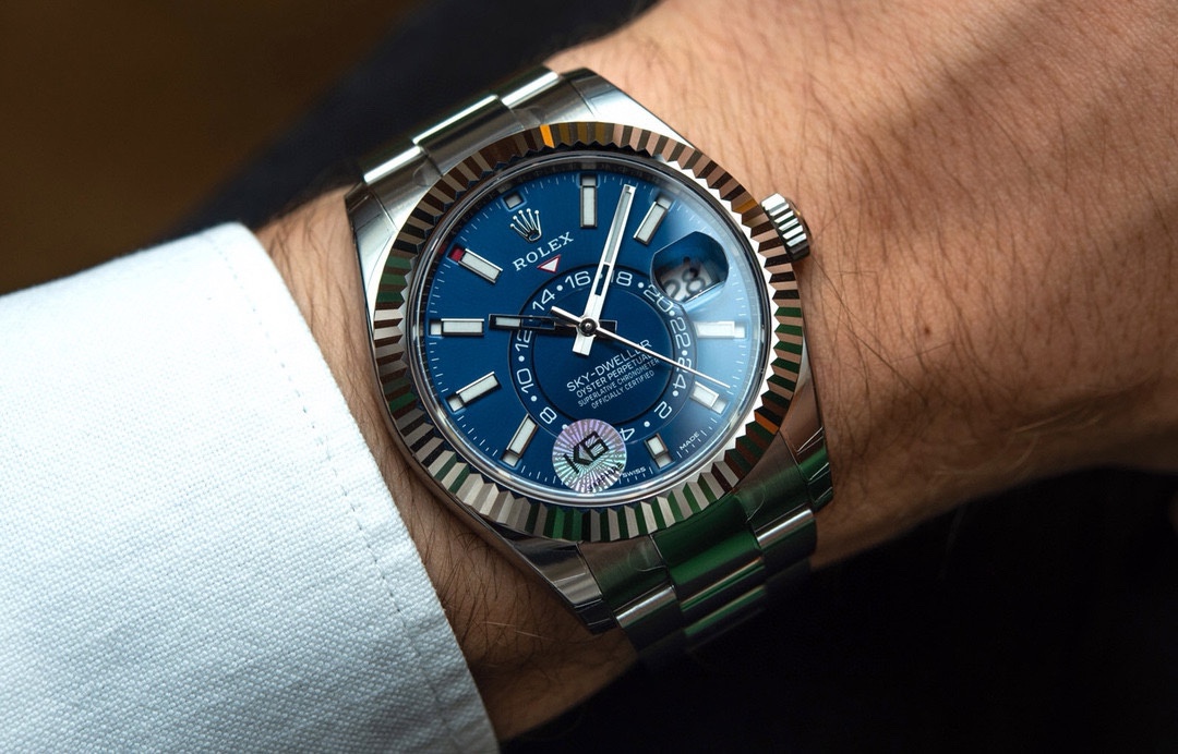 白壳1150 金壳1200（胶钢同价）
新品劳力士Rolex Sky-Dweller 天行者！【表壳】尺寸42MM，沉稳可靠、雍容大度！表圈采用劳力士Ring Command三角坑纹，旋转外圈可调转月份功能！抗刮损蓝宝石水晶，防反光凸透式放大日历窗【表带:】(蚝式钢)，蚝式，三排链节 蚝式摺扣配5毫米易调链节伸展系统【表盘】放射太阳纹理，刻度12小窗口红点月         份显示【机芯】搭载全自动机械9001机芯【功能】日期显示    月份显示   年历显示          双时区