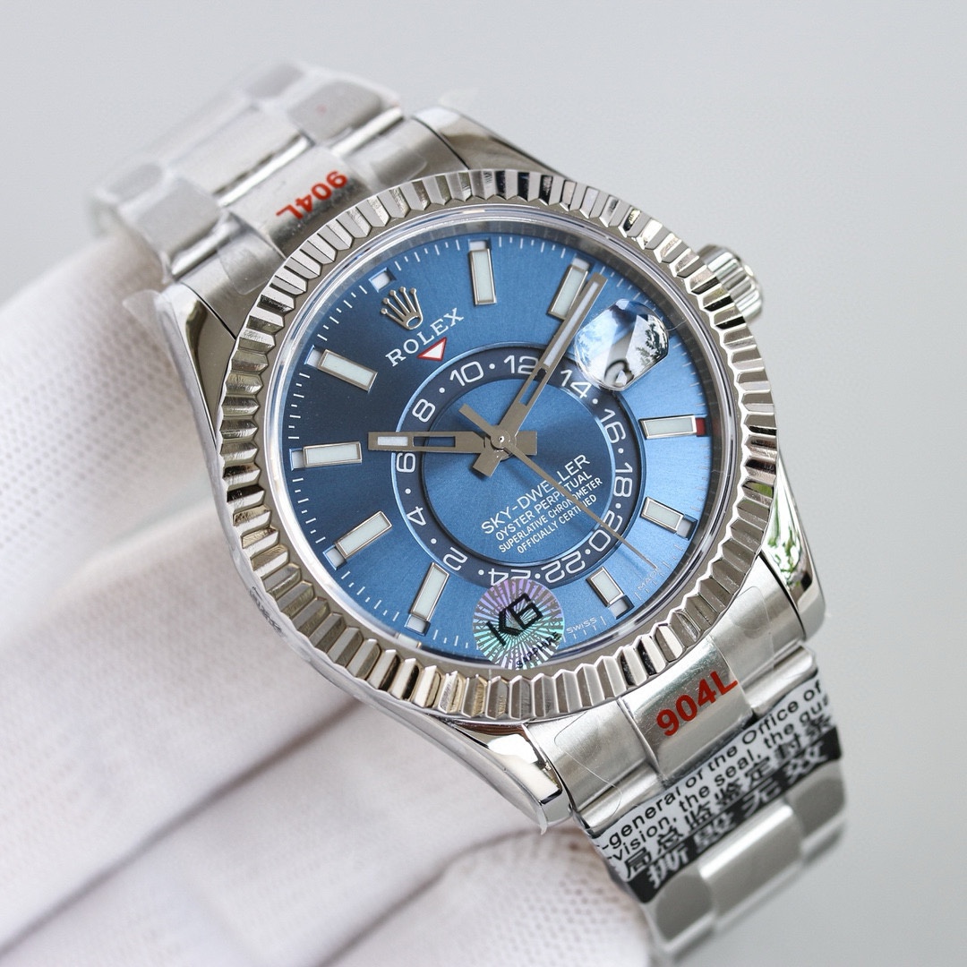 白壳1150 金壳1200（胶钢同价）
新品劳力士Rolex Sky-Dweller 天行者！【表壳】尺寸42MM，沉稳可靠、雍容大度！表圈采用劳力士Ring Command三角坑纹，旋转外圈可调转月份功能！抗刮损蓝宝石水晶，防反光凸透式放大日历窗【表带:】(蚝式钢)，蚝式，三排链节 蚝式摺扣配5毫米易调链节伸展系统【表盘】放射太阳纹理，刻度12小窗口红点月         份显示【机芯】搭载全自动机械9001机芯【功能】日期显示    月份显示   年历显示          双时区