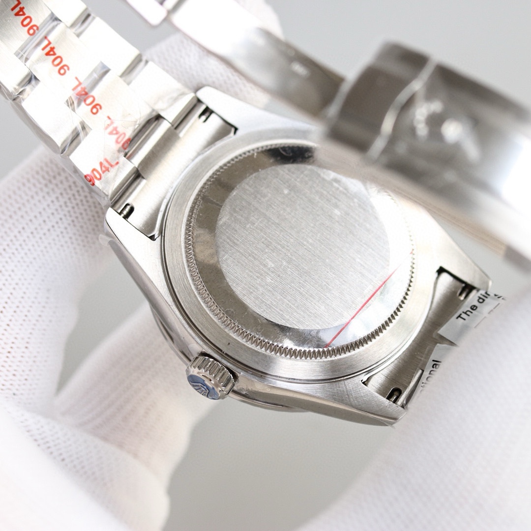 白壳1150 金壳1200（胶钢同价）
新品劳力士Rolex Sky-Dweller 天行者！【表壳】尺寸42MM，沉稳可靠、雍容大度！表圈采用劳力士Ring Command三角坑纹，旋转外圈可调转月份功能！抗刮损蓝宝石水晶，防反光凸透式放大日历窗【表带:】(蚝式钢)，蚝式，三排链节 蚝式摺扣配5毫米易调链节伸展系统【表盘】放射太阳纹理，刻度12小窗口红点月         份显示【机芯】搭载全自动机械9001机芯【功能】日期显示    月份显示   年历显示          双时区