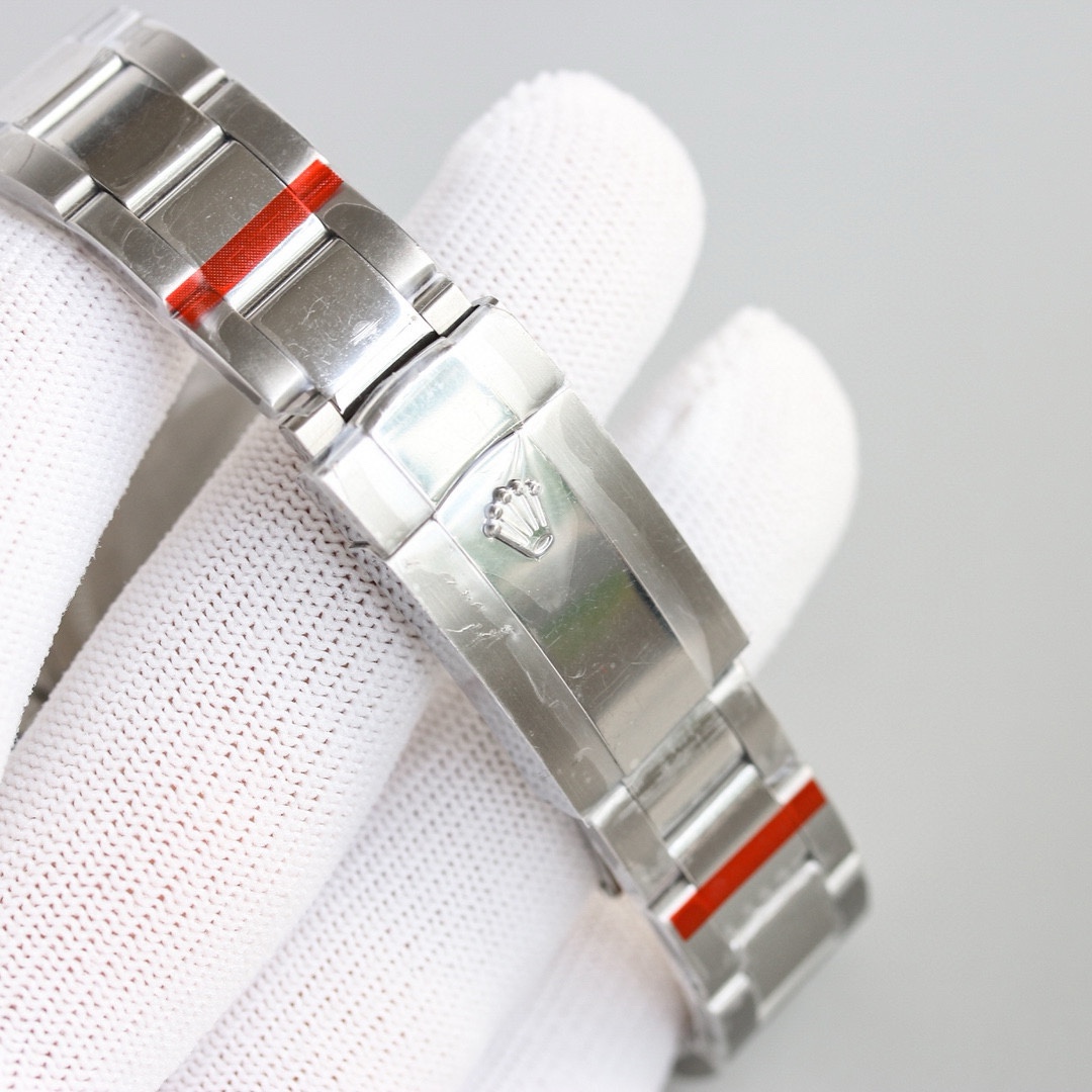 白壳1150 金壳1200（胶钢同价）
新品劳力士Rolex Sky-Dweller 天行者！【表壳】尺寸42MM，沉稳可靠、雍容大度！表圈采用劳力士Ring Command三角坑纹，旋转外圈可调转月份功能！抗刮损蓝宝石水晶，防反光凸透式放大日历窗【表带:】(蚝式钢)，蚝式，三排链节 蚝式摺扣配5毫米易调链节伸展系统【表盘】放射太阳纹理，刻度12小窗口红点月         份显示【机芯】搭载全自动机械9001机芯【功能】日期显示    月份显示   年历显示          双时区