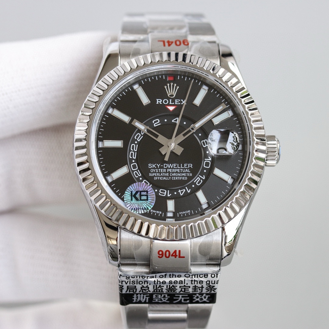 白壳1150 金壳1200（胶钢同价）
新品劳力士Rolex Sky-Dweller 天行者！【表壳】尺寸42MM，沉稳可靠、雍容大度！表圈采用劳力士Ring Command三角坑纹，旋转外圈可调转月份功能！抗刮损蓝宝石水晶，防反光凸透式放大日历窗【表带:】(蚝式钢)，蚝式，三排链节 蚝式摺扣配5毫米易调链节伸展系统【表盘】放射太阳纹理，刻度12小窗口红点月         份显示【机芯】搭载全自动机械9001机芯【功能】日期显示    月份显示   年历显示          双时区