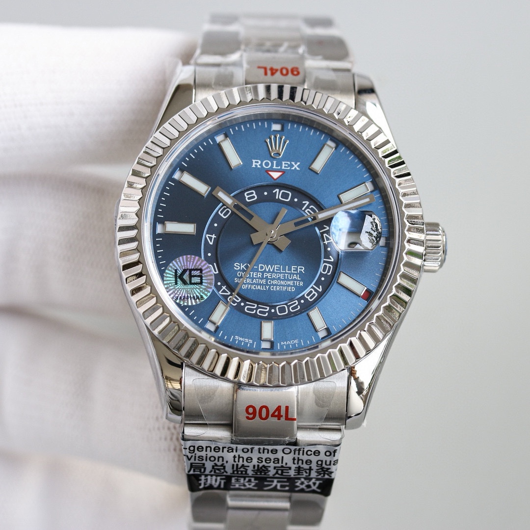 白壳1150 金壳1200（胶钢同价）
新品劳力士Rolex Sky-Dweller 天行者！【表壳】尺寸42MM，沉稳可靠、雍容大度！表圈采用劳力士Ring Command三角坑纹，旋转外圈可调转月份功能！抗刮损蓝宝石水晶，防反光凸透式放大日历窗【表带:】(蚝式钢)，蚝式，三排链节 蚝式摺扣配5毫米易调链节伸展系统【表盘】放射太阳纹理，刻度12小窗口红点月         份显示【机芯】搭载全自动机械9001机芯【功能】日期显示    月份显示   年历显示          双时区
