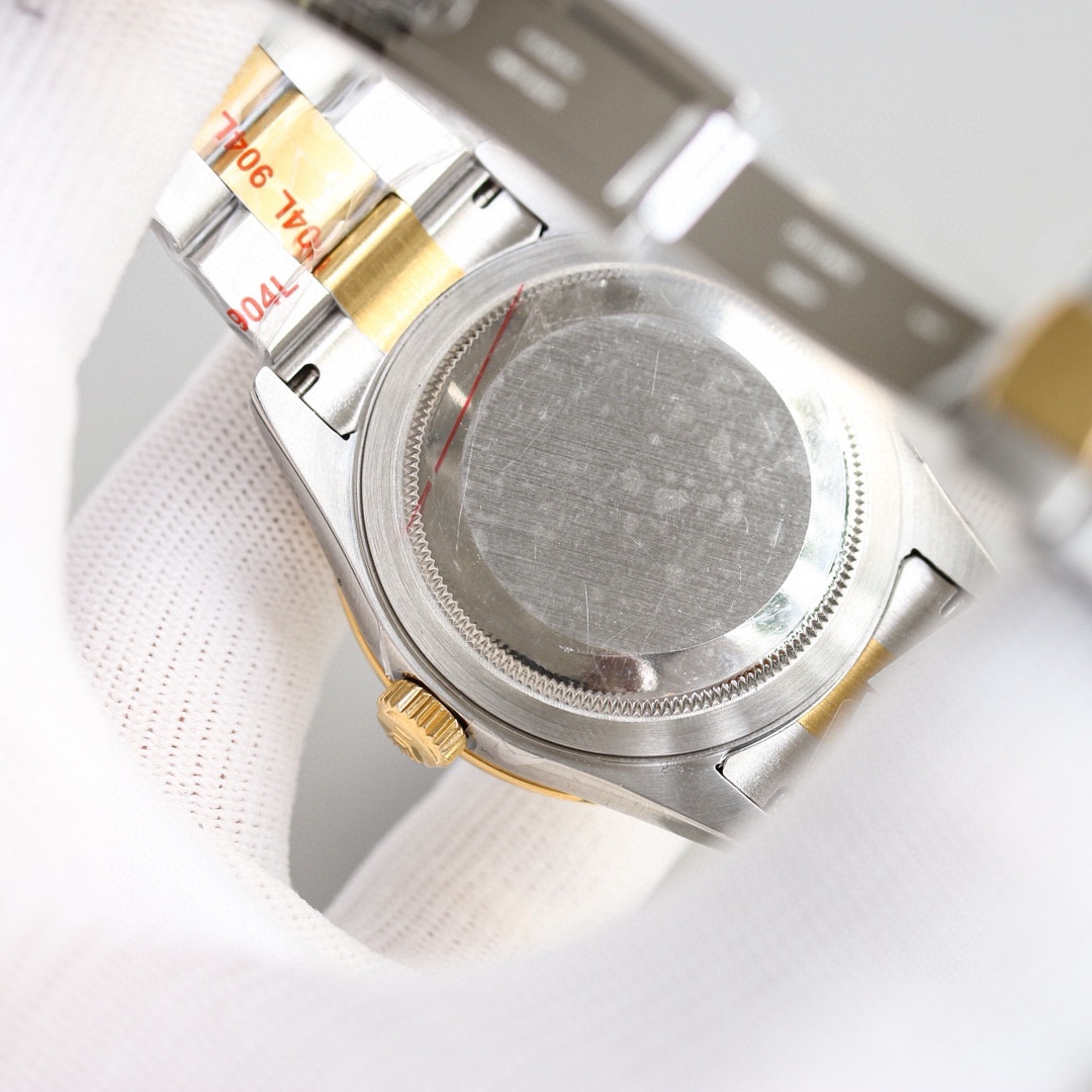 白壳1150 金壳1200（胶钢同价）
新品劳力士Rolex Sky-Dweller 天行者！【表壳】尺寸42MM，沉稳可靠、雍容大度！表圈采用劳力士Ring Command三角坑纹，旋转外圈可调转月份功能！抗刮损蓝宝石水晶，防反光凸透式放大日历窗【表带:】(蚝式钢)，蚝式，三排链节 蚝式摺扣配5毫米易调链节伸展系统【表盘】放射太阳纹理，刻度12小窗口红点月         份显示【机芯】搭载全自动机械9001机芯【功能】日期显示    月份显示   年历显示          双时区