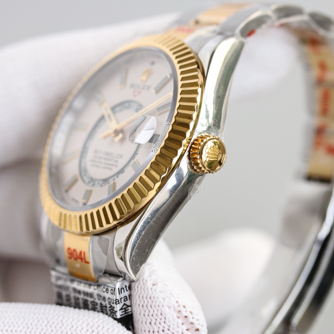 白壳1150 金壳1200（胶钢同价）
新品劳力士Rolex Sky-Dweller 天行者！【表壳】尺寸42MM，沉稳可靠、雍容大度！表圈采用劳力士Ring Command三角坑纹，旋转外圈可调转月份功能！抗刮损蓝宝石水晶，防反光凸透式放大日历窗【表带:】(蚝式钢)，蚝式，三排链节 蚝式摺扣配5毫米易调链节伸展系统【表盘】放射太阳纹理，刻度12小窗口红点月         份显示【机芯】搭载全自动机械9001机芯【功能】日期显示    月份显示   年历显示          双时区