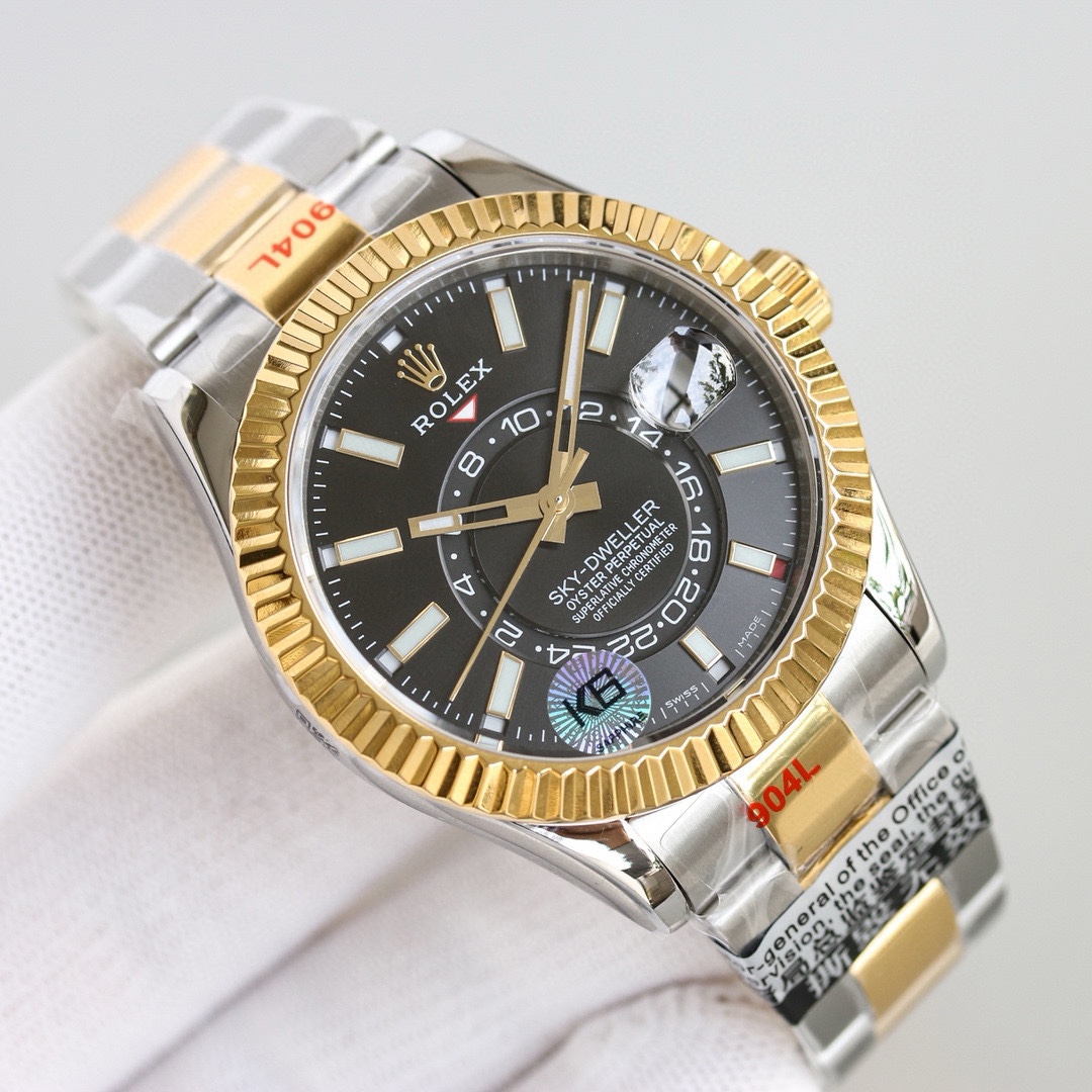 白壳1150 金壳1200（胶钢同价）
新品劳力士Rolex Sky-Dweller 天行者！【表壳】尺寸42MM，沉稳可靠、雍容大度！表圈采用劳力士Ring Command三角坑纹，旋转外圈可调转月份功能！抗刮损蓝宝石水晶，防反光凸透式放大日历窗【表带:】(蚝式钢)，蚝式，三排链节 蚝式摺扣配5毫米易调链节伸展系统【表盘】放射太阳纹理，刻度12小窗口红点月         份显示【机芯】搭载全自动机械9001机芯【功能】日期显示    月份显示   年历显示          双时区