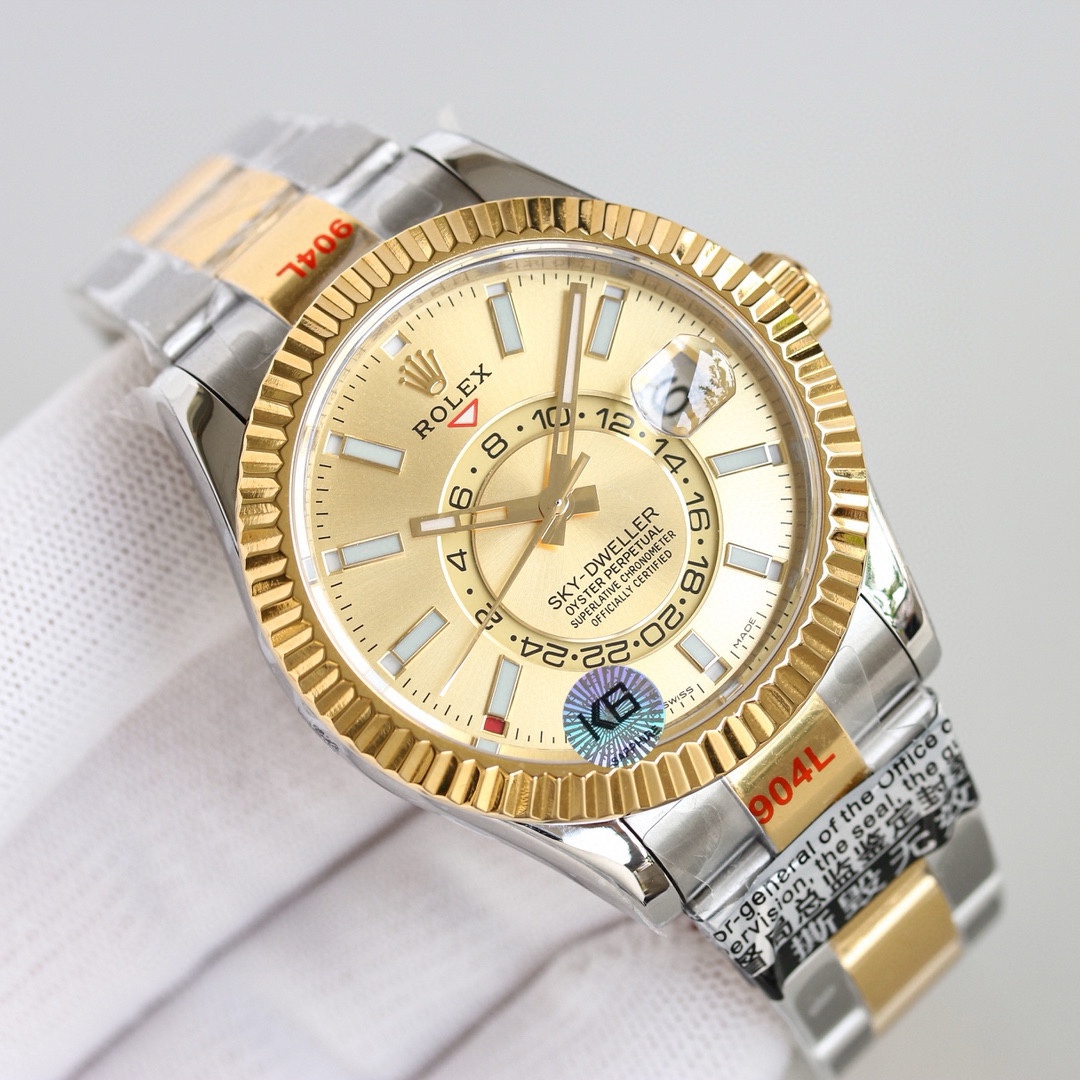 白壳1150 金壳1200（胶钢同价）
新品劳力士Rolex Sky-Dweller 天行者！【表壳】尺寸42MM，沉稳可靠、雍容大度！表圈采用劳力士Ring Command三角坑纹，旋转外圈可调转月份功能！抗刮损蓝宝石水晶，防反光凸透式放大日历窗【表带:】(蚝式钢)，蚝式，三排链节 蚝式摺扣配5毫米易调链节伸展系统【表盘】放射太阳纹理，刻度12小窗口红点月         份显示【机芯】搭载全自动机械9001机芯【功能】日期显示    月份显示   年历显示          双时区