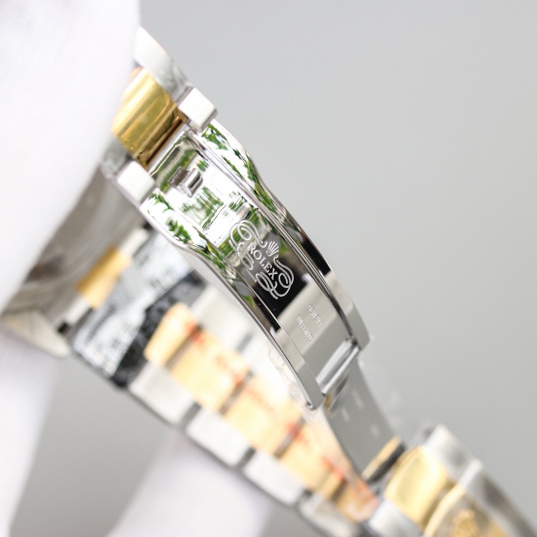 白壳1150 金壳1200（胶钢同价）
新品劳力士Rolex Sky-Dweller 天行者！【表壳】尺寸42MM，沉稳可靠、雍容大度！表圈采用劳力士Ring Command三角坑纹，旋转外圈可调转月份功能！抗刮损蓝宝石水晶，防反光凸透式放大日历窗【表带:】(蚝式钢)，蚝式，三排链节 蚝式摺扣配5毫米易调链节伸展系统【表盘】放射太阳纹理，刻度12小窗口红点月         份显示【机芯】搭载全自动机械9001机芯【功能】日期显示    月份显示   年历显示          双时区