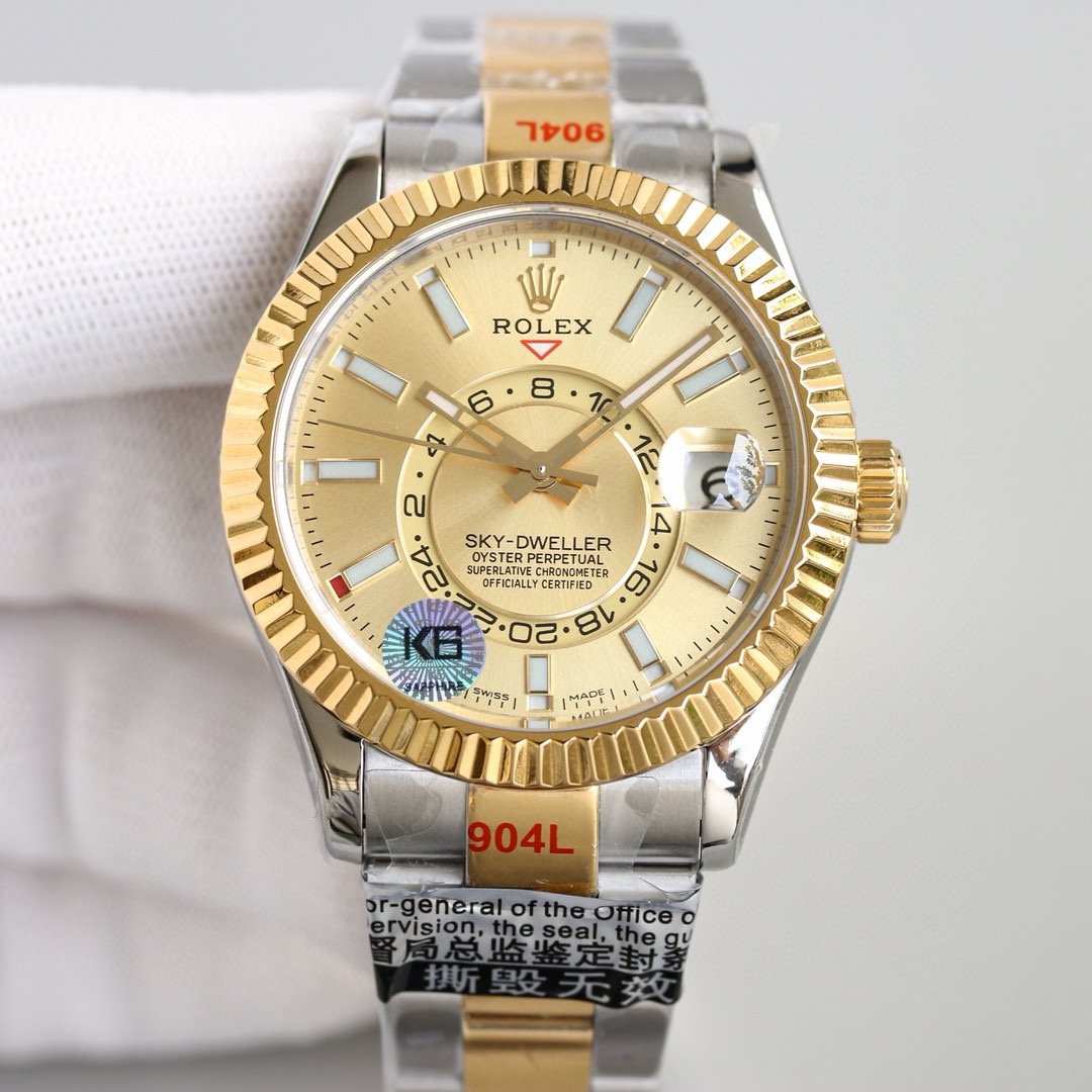 白壳1150 金壳1200（胶钢同价）
新品劳力士Rolex Sky-Dweller 天行者！【表壳】尺寸42MM，沉稳可靠、雍容大度！表圈采用劳力士Ring Command三角坑纹，旋转外圈可调转月份功能！抗刮损蓝宝石水晶，防反光凸透式放大日历窗【表带:】(蚝式钢)，蚝式，三排链节 蚝式摺扣配5毫米易调链节伸展系统【表盘】放射太阳纹理，刻度12小窗口红点月         份显示【机芯】搭载全自动机械9001机芯【功能】日期显示    月份显示   年历显示          双时区