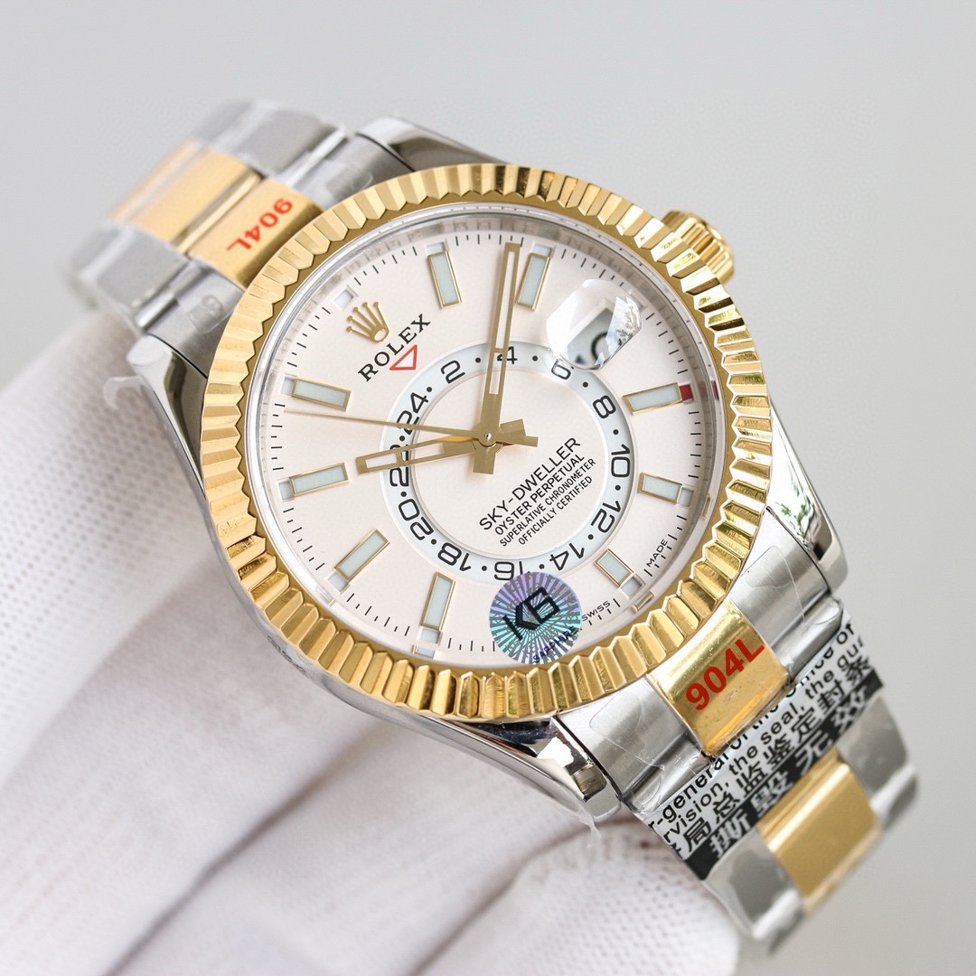 白壳1150 金壳1200（胶钢同价）
新品劳力士Rolex Sky-Dweller 天行者！【表壳】尺寸42MM，沉稳可靠、雍容大度！表圈采用劳力士Ring Command三角坑纹，旋转外圈可调转月份功能！抗刮损蓝宝石水晶，防反光凸透式放大日历窗【表带:】(蚝式钢)，蚝式，三排链节 蚝式摺扣配5毫米易调链节伸展系统【表盘】放射太阳纹理，刻度12小窗口红点月         份显示【机芯】搭载全自动机械9001机芯【功能】日期显示    月份显示   年历显示          双时区