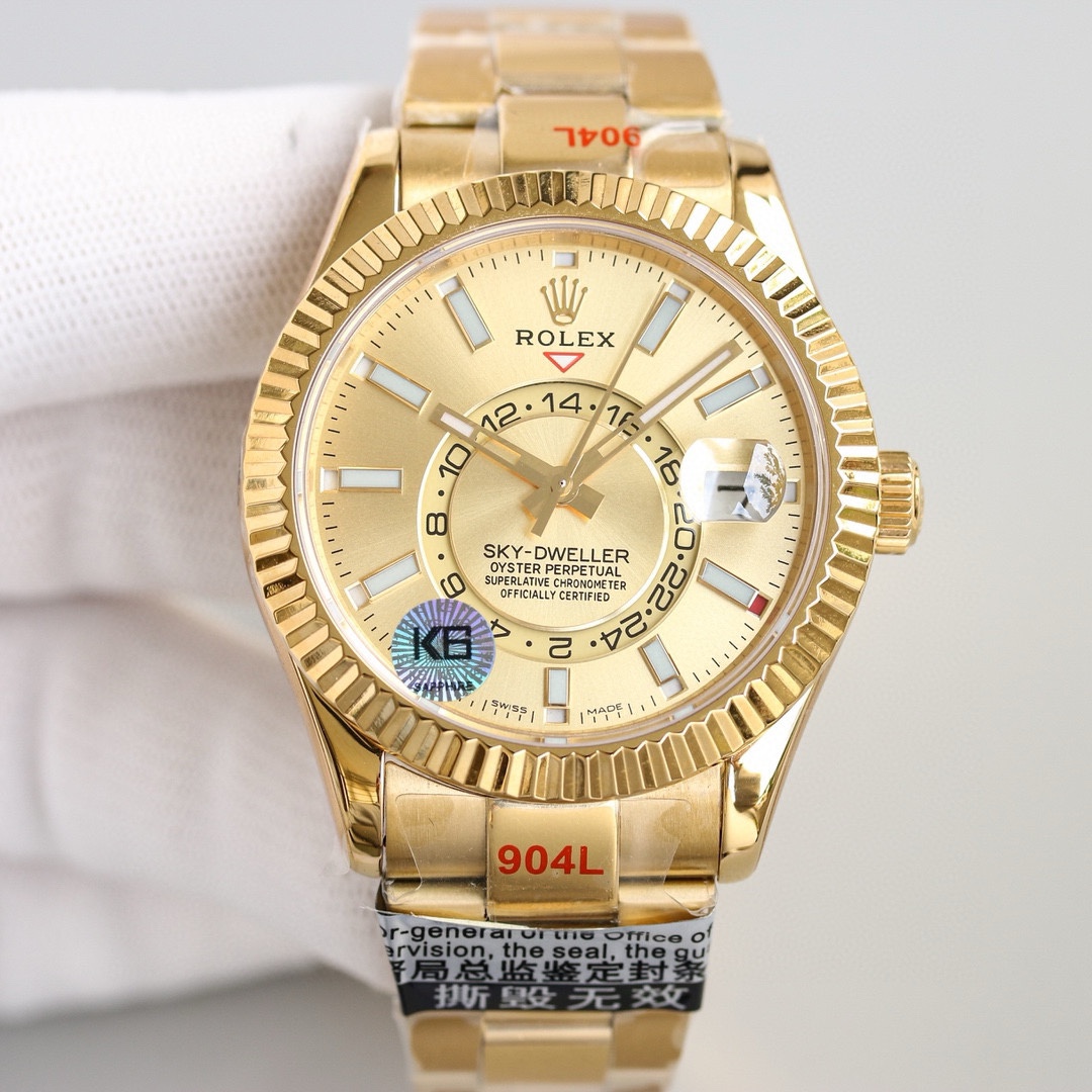 白壳1150 金壳1200（胶钢同价）
新品劳力士Rolex Sky-Dweller 天行者！【表壳】尺寸42MM，沉稳可靠、雍容大度！表圈采用劳力士Ring Command三角坑纹，旋转外圈可调转月份功能！抗刮损蓝宝石水晶，防反光凸透式放大日历窗【表带:】(蚝式钢)，蚝式，三排链节 蚝式摺扣配5毫米易调链节伸展系统【表盘】放射太阳纹理，刻度12小窗口红点月         份显示【机芯】搭载全自动机械9001机芯【功能】日期显示    月份显示   年历显示          双时区