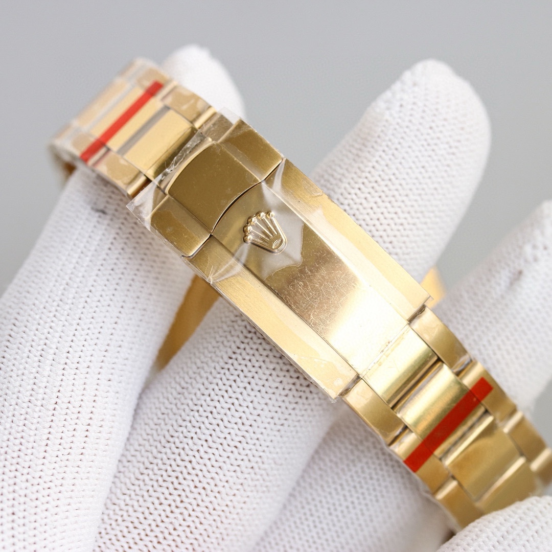 白壳1150 金壳1200（胶钢同价）
新品劳力士Rolex Sky-Dweller 天行者！【表壳】尺寸42MM，沉稳可靠、雍容大度！表圈采用劳力士Ring Command三角坑纹，旋转外圈可调转月份功能！抗刮损蓝宝石水晶，防反光凸透式放大日历窗【表带:】(蚝式钢)，蚝式，三排链节 蚝式摺扣配5毫米易调链节伸展系统【表盘】放射太阳纹理，刻度12小窗口红点月         份显示【机芯】搭载全自动机械9001机芯【功能】日期显示    月份显示   年历显示          双时区
