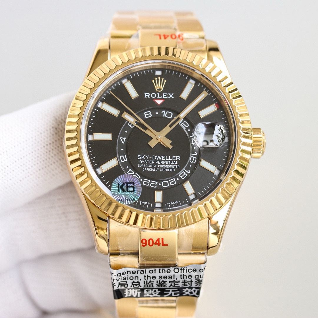白壳1150 金壳1200（胶钢同价）
新品劳力士Rolex Sky-Dweller 天行者！【表壳】尺寸42MM，沉稳可靠、雍容大度！表圈采用劳力士Ring Command三角坑纹，旋转外圈可调转月份功能！抗刮损蓝宝石水晶，防反光凸透式放大日历窗【表带:】(蚝式钢)，蚝式，三排链节 蚝式摺扣配5毫米易调链节伸展系统【表盘】放射太阳纹理，刻度12小窗口红点月         份显示【机芯】搭载全自动机械9001机芯【功能】日期显示    月份显示   年历显示          双时区