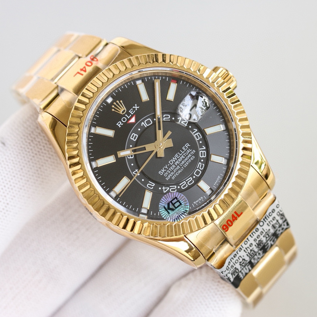 白壳1150 金壳1200（胶钢同价）
新品劳力士Rolex Sky-Dweller 天行者！【表壳】尺寸42MM，沉稳可靠、雍容大度！表圈采用劳力士Ring Command三角坑纹，旋转外圈可调转月份功能！抗刮损蓝宝石水晶，防反光凸透式放大日历窗【表带:】(蚝式钢)，蚝式，三排链节 蚝式摺扣配5毫米易调链节伸展系统【表盘】放射太阳纹理，刻度12小窗口红点月         份显示【机芯】搭载全自动机械9001机芯【功能】日期显示    月份显示   年历显示          双时区