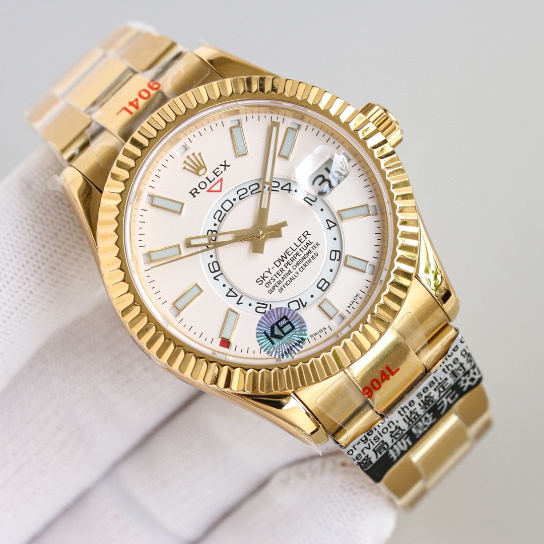 白壳1150 金壳1200（胶钢同价）
新品劳力士Rolex Sky-Dweller 天行者！【表壳】尺寸42MM，沉稳可靠、雍容大度！表圈采用劳力士Ring Command三角坑纹，旋转外圈可调转月份功能！抗刮损蓝宝石水晶，防反光凸透式放大日历窗【表带:】(蚝式钢)，蚝式，三排链节 蚝式摺扣配5毫米易调链节伸展系统【表盘】放射太阳纹理，刻度12小窗口红点月         份显示【机芯】搭载全自动机械9001机芯【功能】日期显示    月份显示   年历显示          双时区
