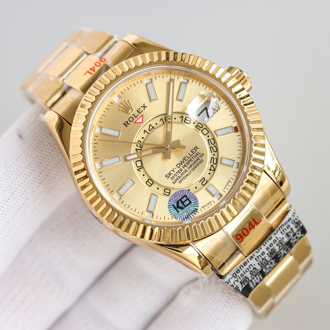 白壳1150 金壳1200（胶钢同价）
新品劳力士Rolex Sky-Dweller 天行者！【表壳】尺寸42MM，沉稳可靠、雍容大度！表圈采用劳力士Ring Command三角坑纹，旋转外圈可调转月份功能！抗刮损蓝宝石水晶，防反光凸透式放大日历窗【表带:】(蚝式钢)，蚝式，三排链节 蚝式摺扣配5毫米易调链节伸展系统【表盘】放射太阳纹理，刻度12小窗口红点月         份显示【机芯】搭载全自动机械9001机芯【功能】日期显示    月份显示   年历显示          双时区