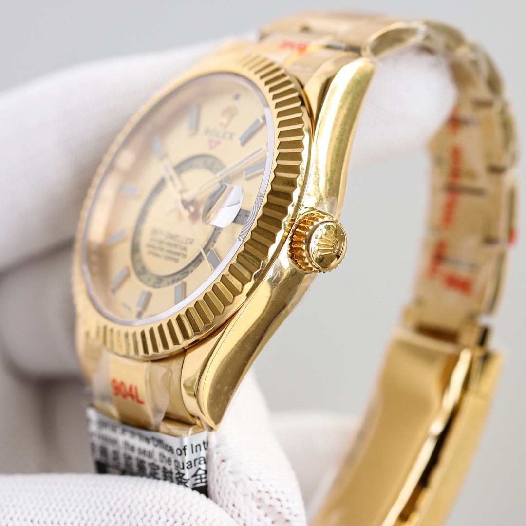 白壳1150 金壳1200（胶钢同价）
新品劳力士Rolex Sky-Dweller 天行者！【表壳】尺寸42MM，沉稳可靠、雍容大度！表圈采用劳力士Ring Command三角坑纹，旋转外圈可调转月份功能！抗刮损蓝宝石水晶，防反光凸透式放大日历窗【表带:】(蚝式钢)，蚝式，三排链节 蚝式摺扣配5毫米易调链节伸展系统【表盘】放射太阳纹理，刻度12小窗口红点月         份显示【机芯】搭载全自动机械9001机芯【功能】日期显示    月份显示   年历显示          双时区