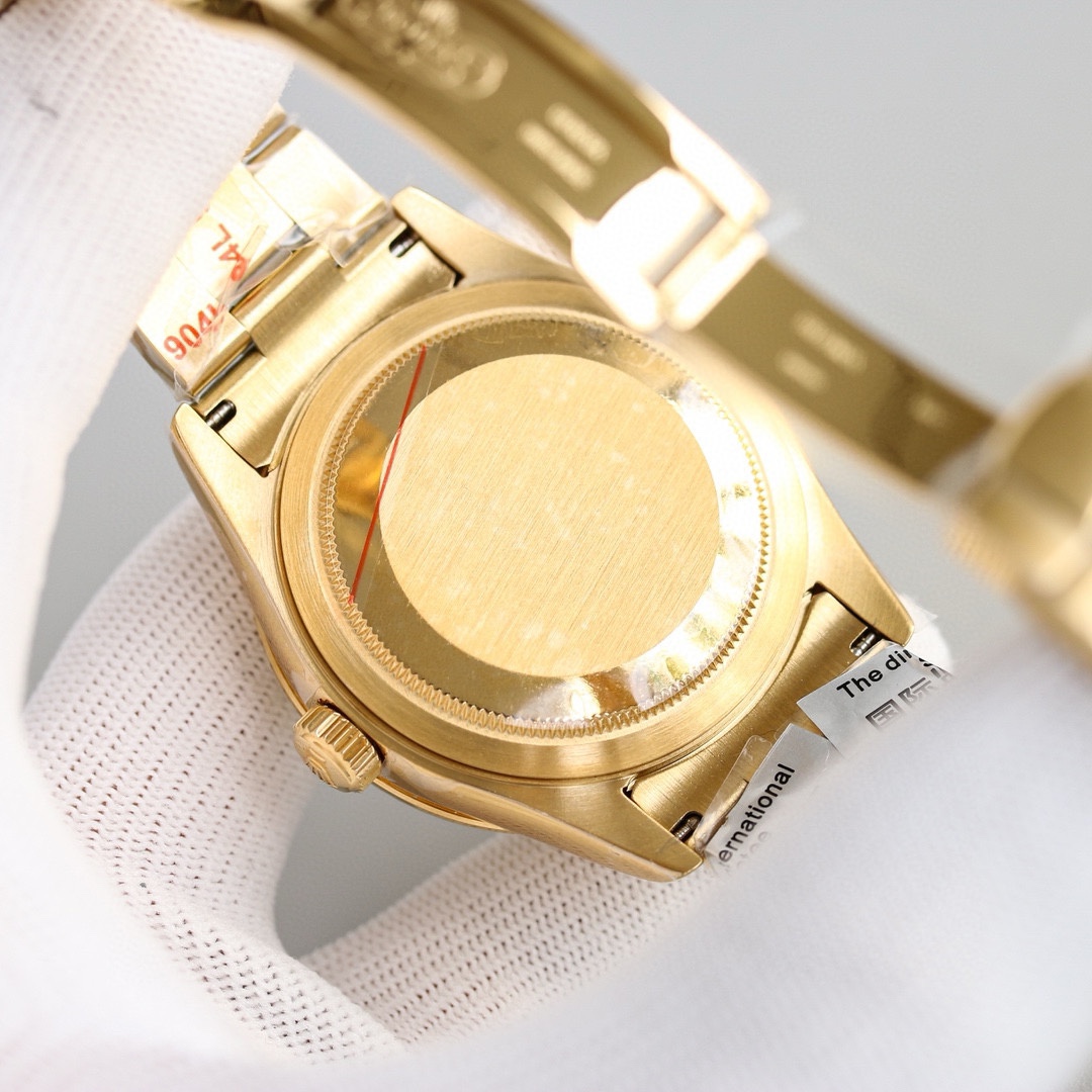 白壳1150 金壳1200（胶钢同价）
新品劳力士Rolex Sky-Dweller 天行者！【表壳】尺寸42MM，沉稳可靠、雍容大度！表圈采用劳力士Ring Command三角坑纹，旋转外圈可调转月份功能！抗刮损蓝宝石水晶，防反光凸透式放大日历窗【表带:】(蚝式钢)，蚝式，三排链节 蚝式摺扣配5毫米易调链节伸展系统【表盘】放射太阳纹理，刻度12小窗口红点月         份显示【机芯】搭载全自动机械9001机芯【功能】日期显示    月份显示   年历显示          双时区