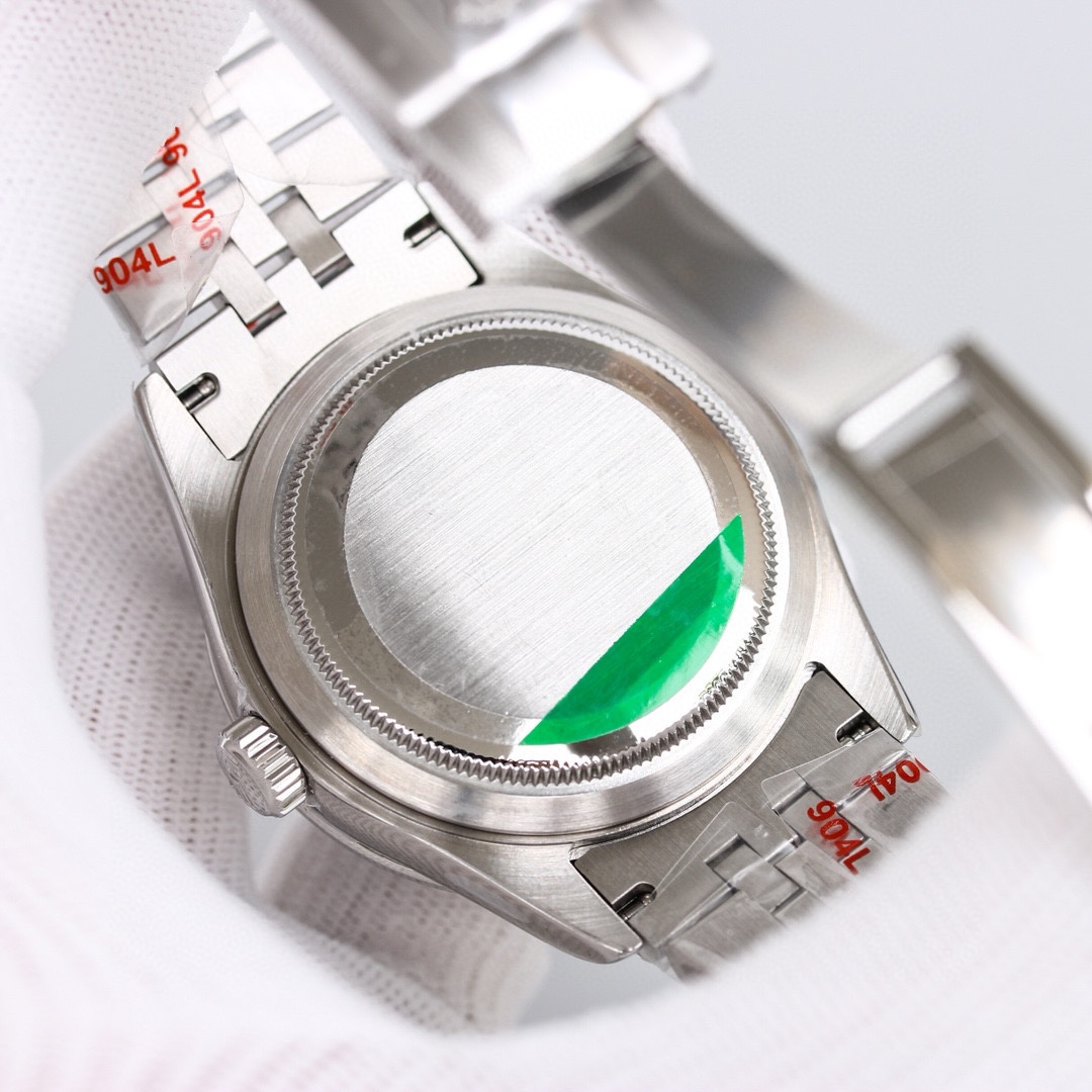 白壳1150 金壳1200（胶钢同价）
新品劳力士Rolex Sky-Dweller 天行者！【表壳】尺寸42MM，沉稳可靠、雍容大度！表圈采用劳力士Ring Command三角坑纹，旋转外圈可调转月份功能！抗刮损蓝宝石水晶，防反光凸透式放大日历窗【表带:】(蚝式钢)，蚝式，三排链节 蚝式摺扣配5毫米易调链节伸展系统【表盘】放射太阳纹理，刻度12小窗口红点月         份显示【机芯】搭载全自动机械9001机芯【功能】日期显示    月份显示   年历显示          双时区