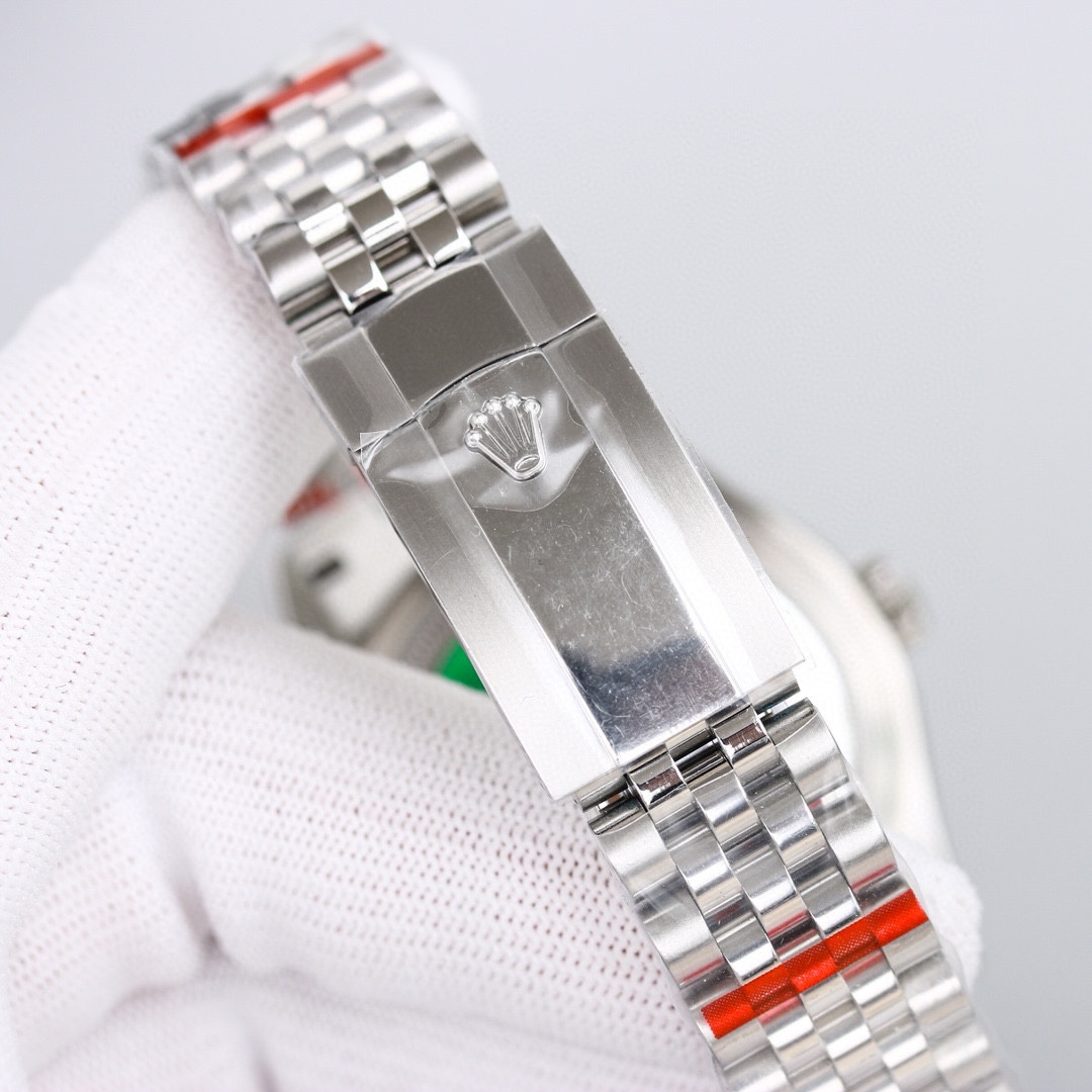 白壳1150 金壳1200（胶钢同价）
新品劳力士Rolex Sky-Dweller 天行者！【表壳】尺寸42MM，沉稳可靠、雍容大度！表圈采用劳力士Ring Command三角坑纹，旋转外圈可调转月份功能！抗刮损蓝宝石水晶，防反光凸透式放大日历窗【表带:】(蚝式钢)，蚝式，三排链节 蚝式摺扣配5毫米易调链节伸展系统【表盘】放射太阳纹理，刻度12小窗口红点月         份显示【机芯】搭载全自动机械9001机芯【功能】日期显示    月份显示   年历显示          双时区
