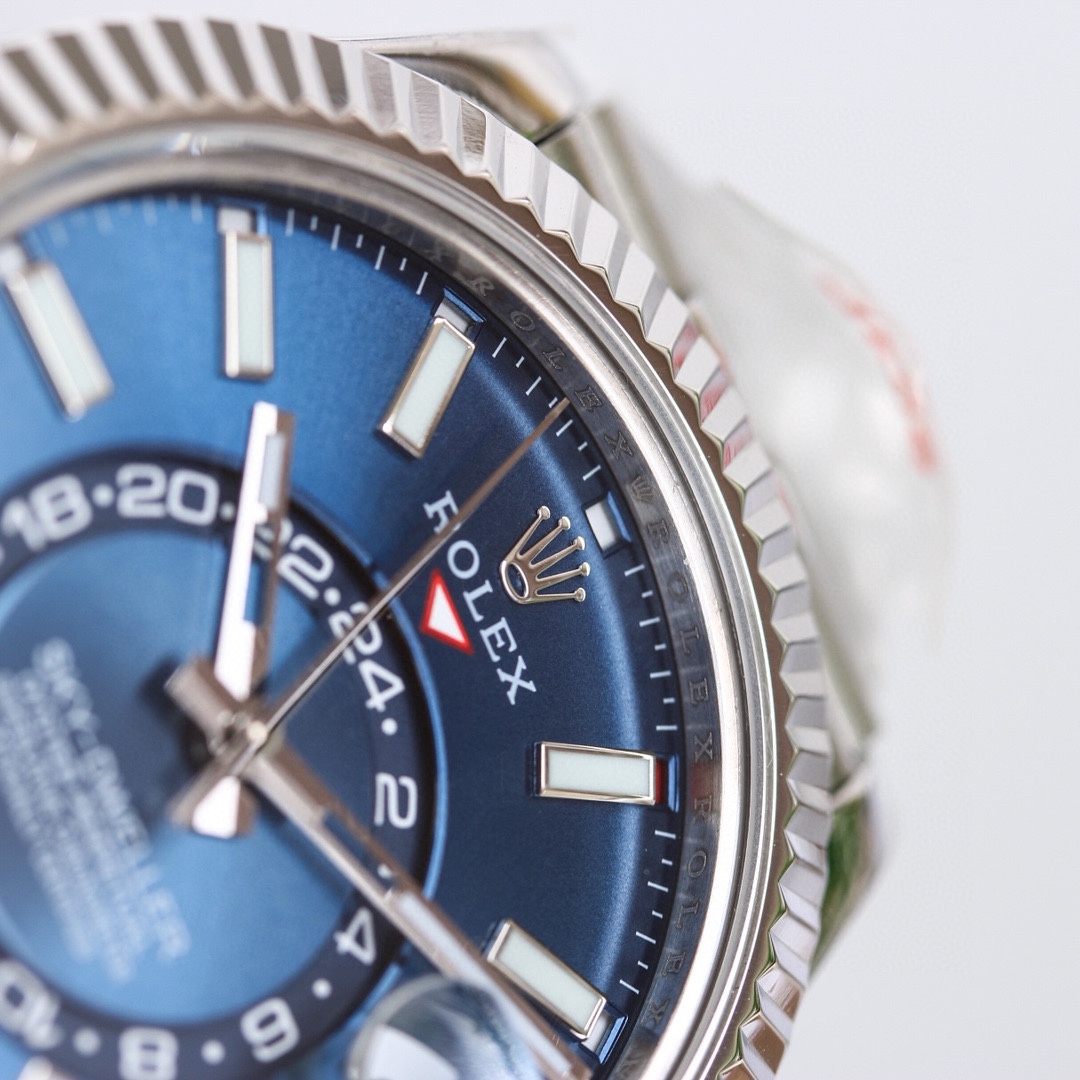 白壳1150 金壳1200（胶钢同价）
新品劳力士Rolex Sky-Dweller 天行者！【表壳】尺寸42MM，沉稳可靠、雍容大度！表圈采用劳力士Ring Command三角坑纹，旋转外圈可调转月份功能！抗刮损蓝宝石水晶，防反光凸透式放大日历窗【表带:】(蚝式钢)，蚝式，三排链节 蚝式摺扣配5毫米易调链节伸展系统【表盘】放射太阳纹理，刻度12小窗口红点月         份显示【机芯】搭载全自动机械9001机芯【功能】日期显示    月份显示   年历显示          双时区