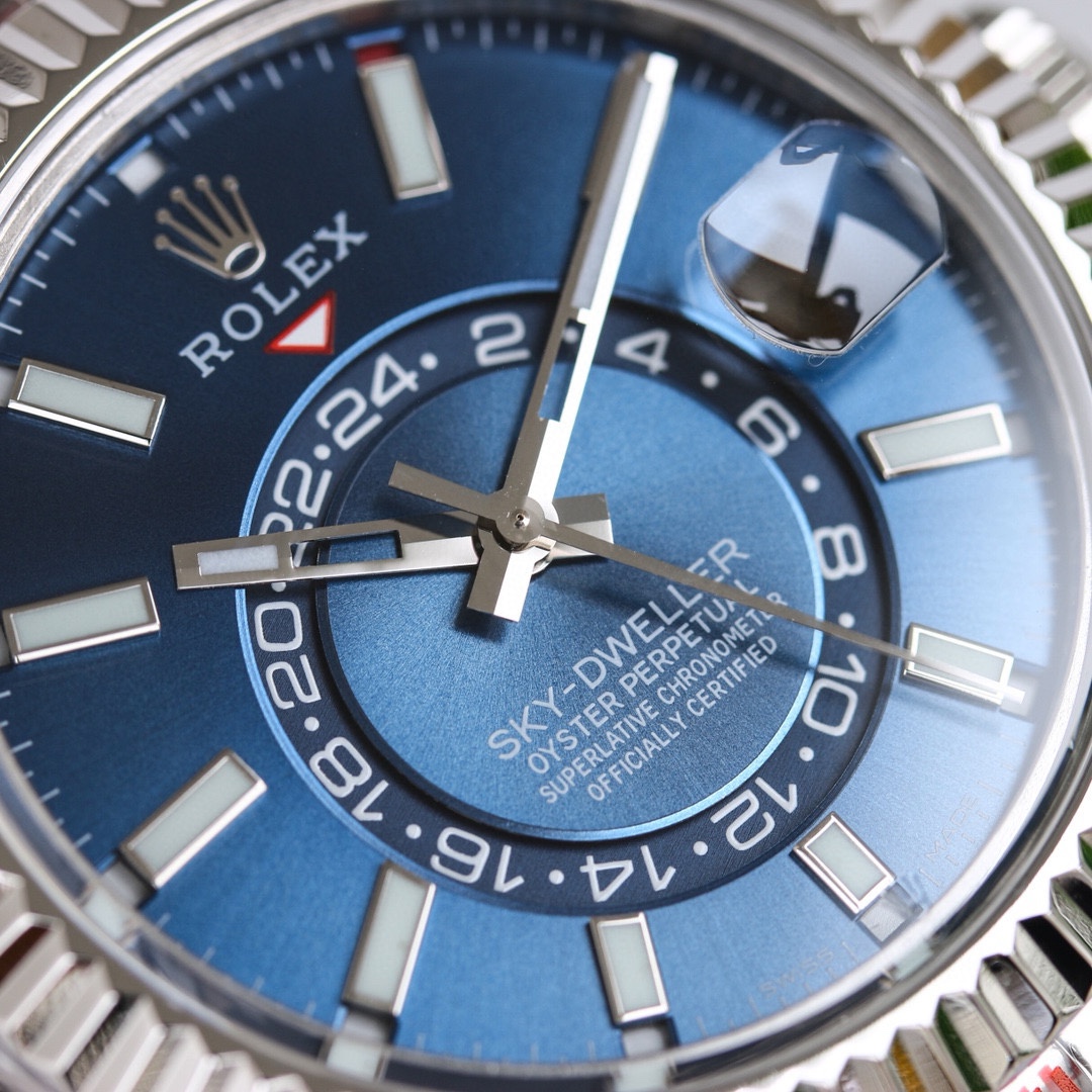 白壳1150 金壳1200（胶钢同价）
新品劳力士Rolex Sky-Dweller 天行者！【表壳】尺寸42MM，沉稳可靠、雍容大度！表圈采用劳力士Ring Command三角坑纹，旋转外圈可调转月份功能！抗刮损蓝宝石水晶，防反光凸透式放大日历窗【表带:】(蚝式钢)，蚝式，三排链节 蚝式摺扣配5毫米易调链节伸展系统【表盘】放射太阳纹理，刻度12小窗口红点月         份显示【机芯】搭载全自动机械9001机芯【功能】日期显示    月份显示   年历显示          双时区