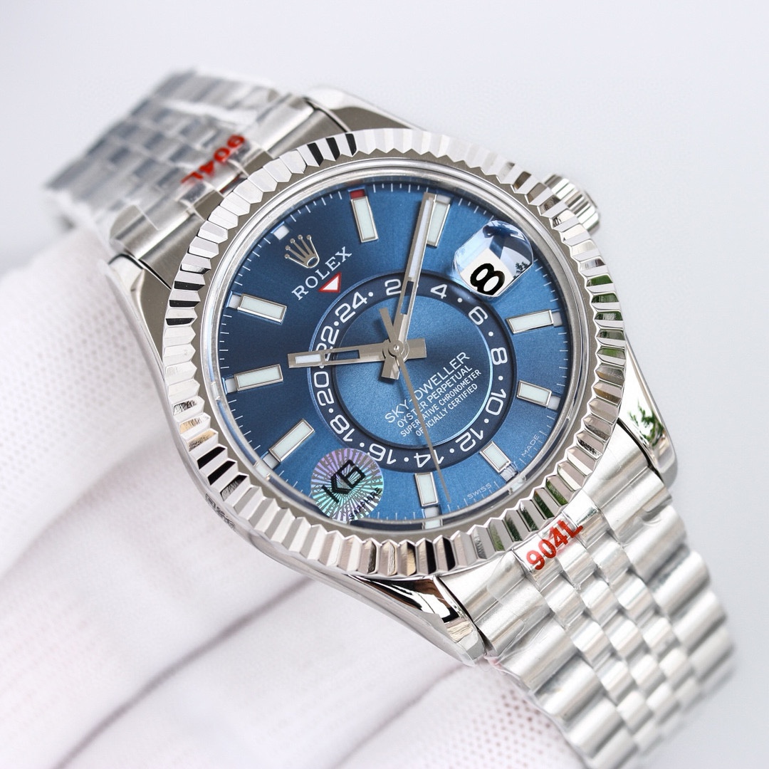 白壳1150 金壳1200（胶钢同价）
新品劳力士Rolex Sky-Dweller 天行者！【表壳】尺寸42MM，沉稳可靠、雍容大度！表圈采用劳力士Ring Command三角坑纹，旋转外圈可调转月份功能！抗刮损蓝宝石水晶，防反光凸透式放大日历窗【表带:】(蚝式钢)，蚝式，三排链节 蚝式摺扣配5毫米易调链节伸展系统【表盘】放射太阳纹理，刻度12小窗口红点月         份显示【机芯】搭载全自动机械9001机芯【功能】日期显示    月份显示   年历显示          双时区